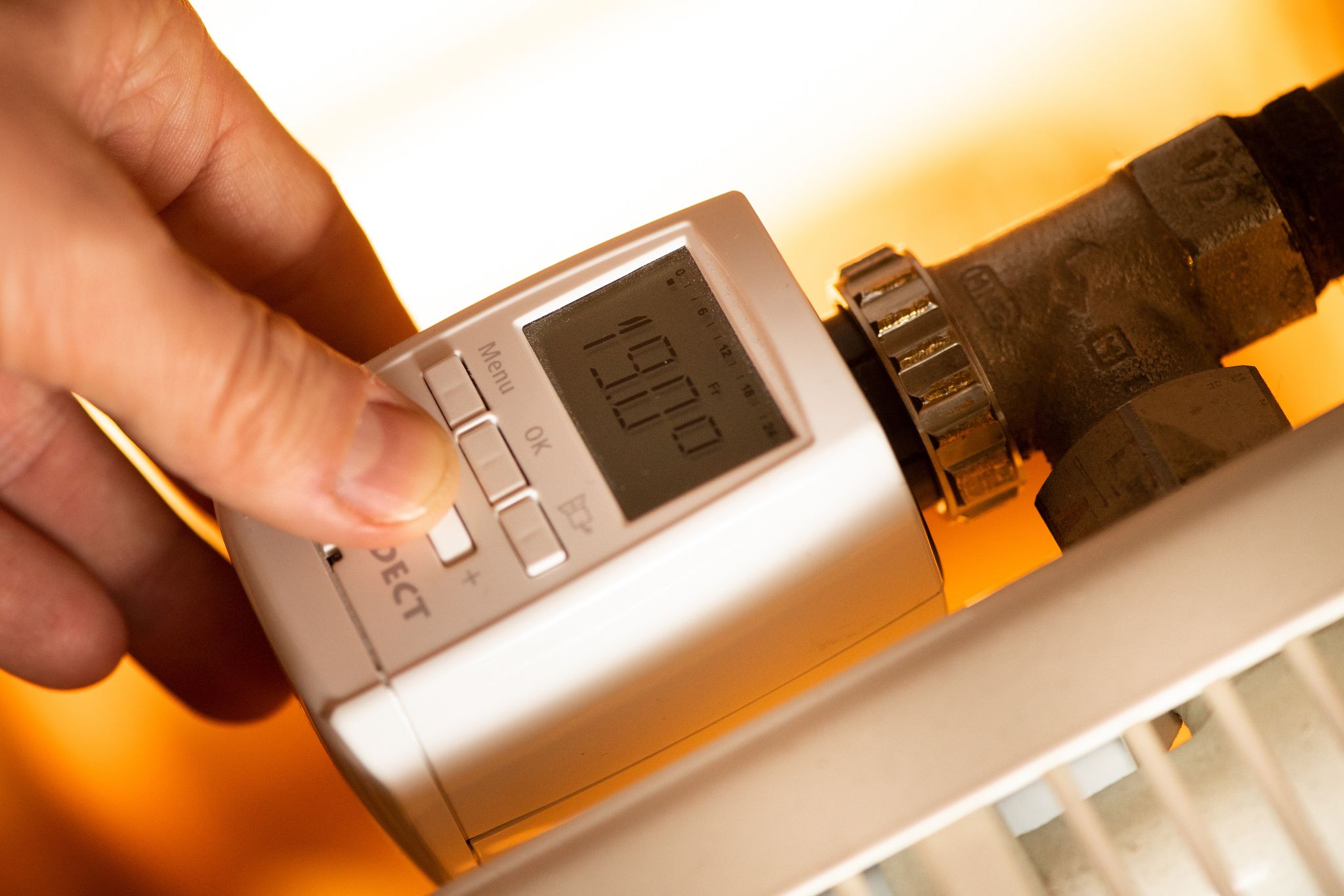 In der Nacht zum 26. Oktober werden die Uhren zurückgestellt: Smarte Thermostate passen sich automatisch an die Zeitumstellung an.