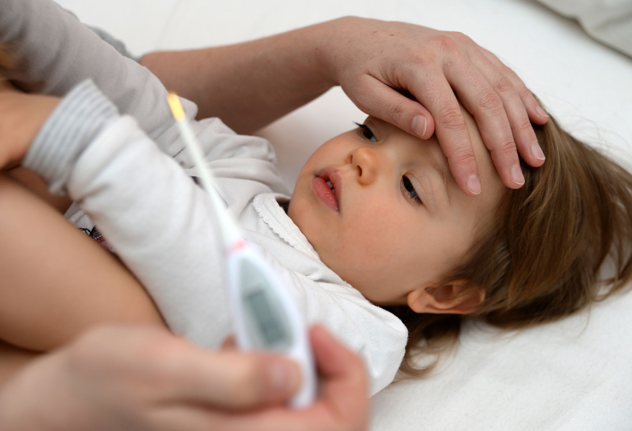 Ein Fieberkrampf beim Kind vergessen Eltern nicht so schnell. Immerhin: Er bringt keine bleibenden Schäden mit sich.