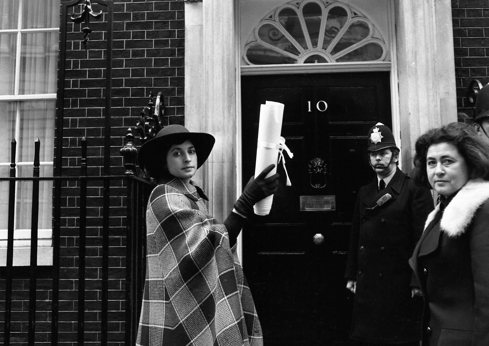 Die Schauspielerin Prunella Scales im Jahr 1975 vor Downing Street 10 in London. (Archivbild)