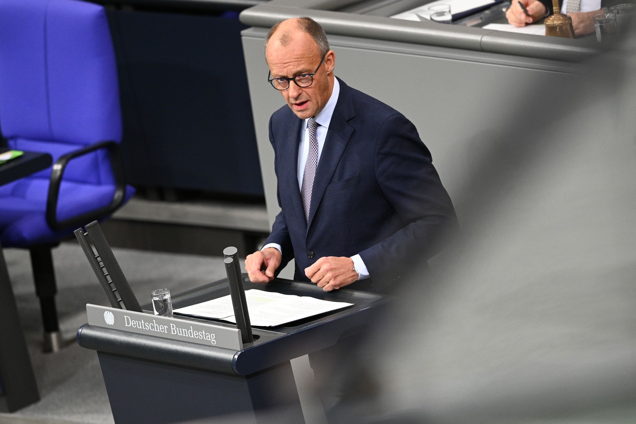 Bundeskanzler Friedrich Merz (CDU) äußert sich in seiner Regierungserklärung im Bundestag gleich zu Beginn am Montag in Ägypten unterzeichneten Gaza-Friedensplan von US-Präsident Donald Trump.