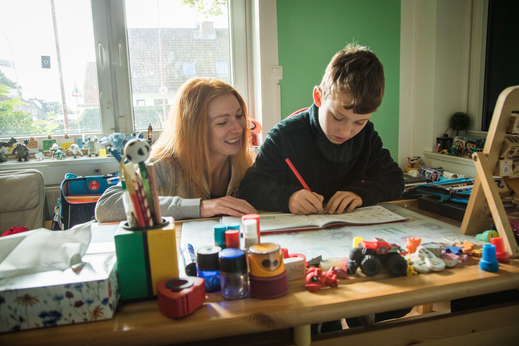 Worte prägen das Selbstbild: Positive Rückmeldungen stärken das Selbstwertgefühl von Kindern.