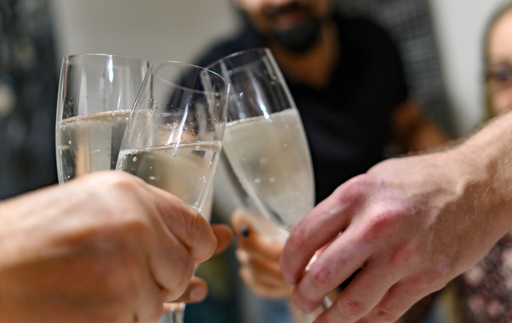 Eine Runde Sekt für die Mitarbeiter - nett, wenn der Chef das erlaubt. Die Arbeitsfähigkeit darf das aber nicht beeinträchtigen.