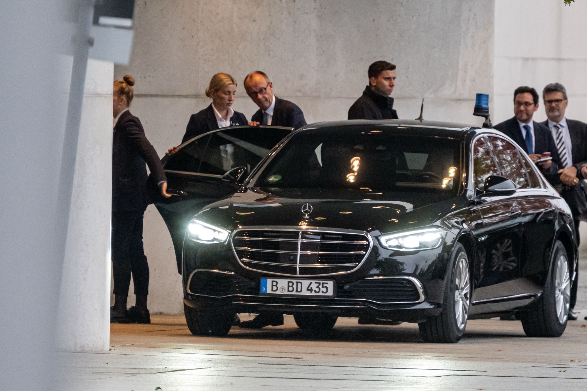 Bundeskanzler Friedrich Merz (CDU) geht zum Koalitionsausschuss.