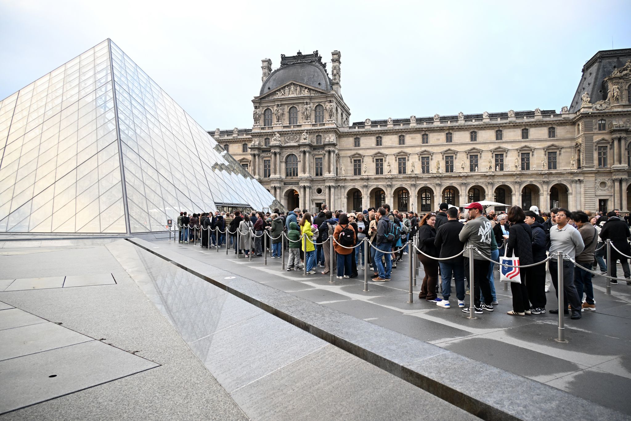 Der Louvre wurde nach dem Einbruch für Besucher geschlossen.
