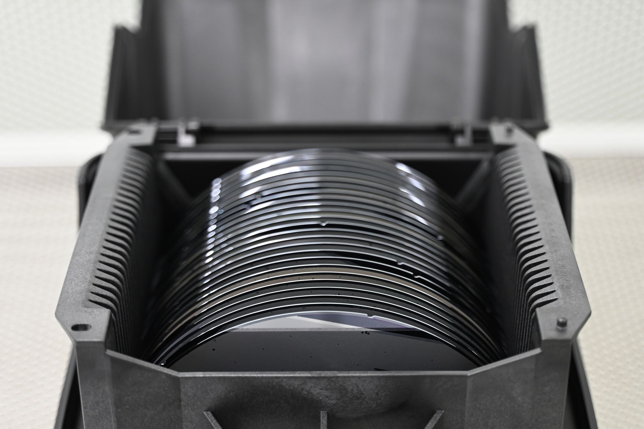 Zwischenprodukte der Halbleiterproduktion, sogenannte Wafer, liegen in einer Box. (Archivbild)