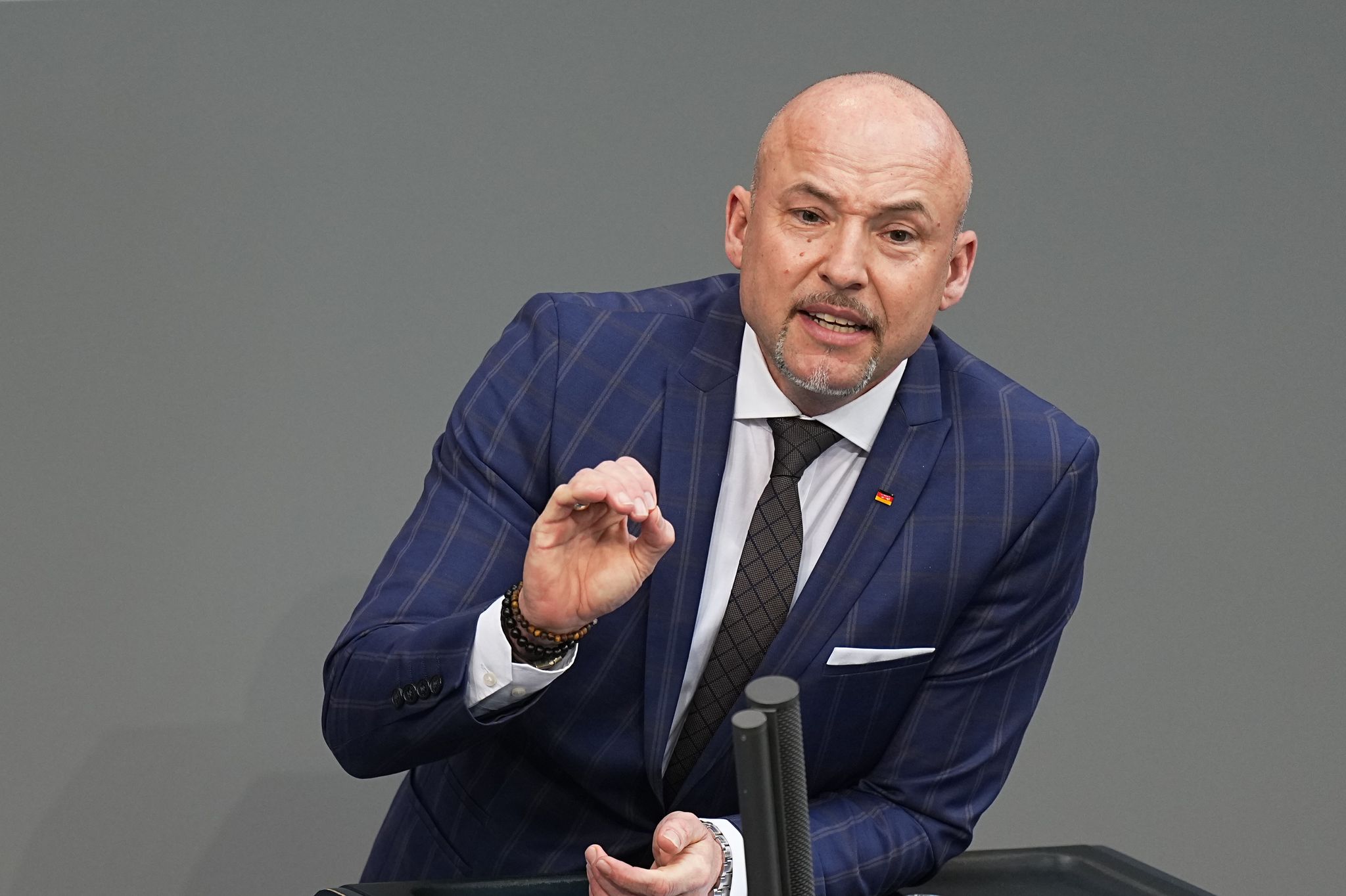 Die Union habe ein Rechtsgutachten dazu in Auftrag gegeben, nach dem eine solche Regelung mit dem Grundgesetz vereinbar wäre, sagte der Chef der CSU-Bundestagsabgeordneten.