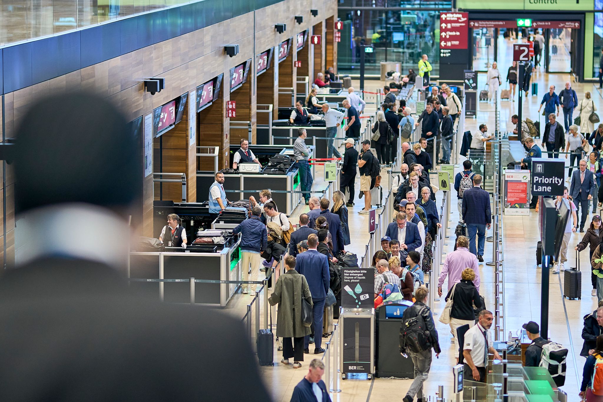 Am Wochenende werden sehr viele Fluggäste am Flughafen Berlin-Brandenburg erwartet. (Archivbild)