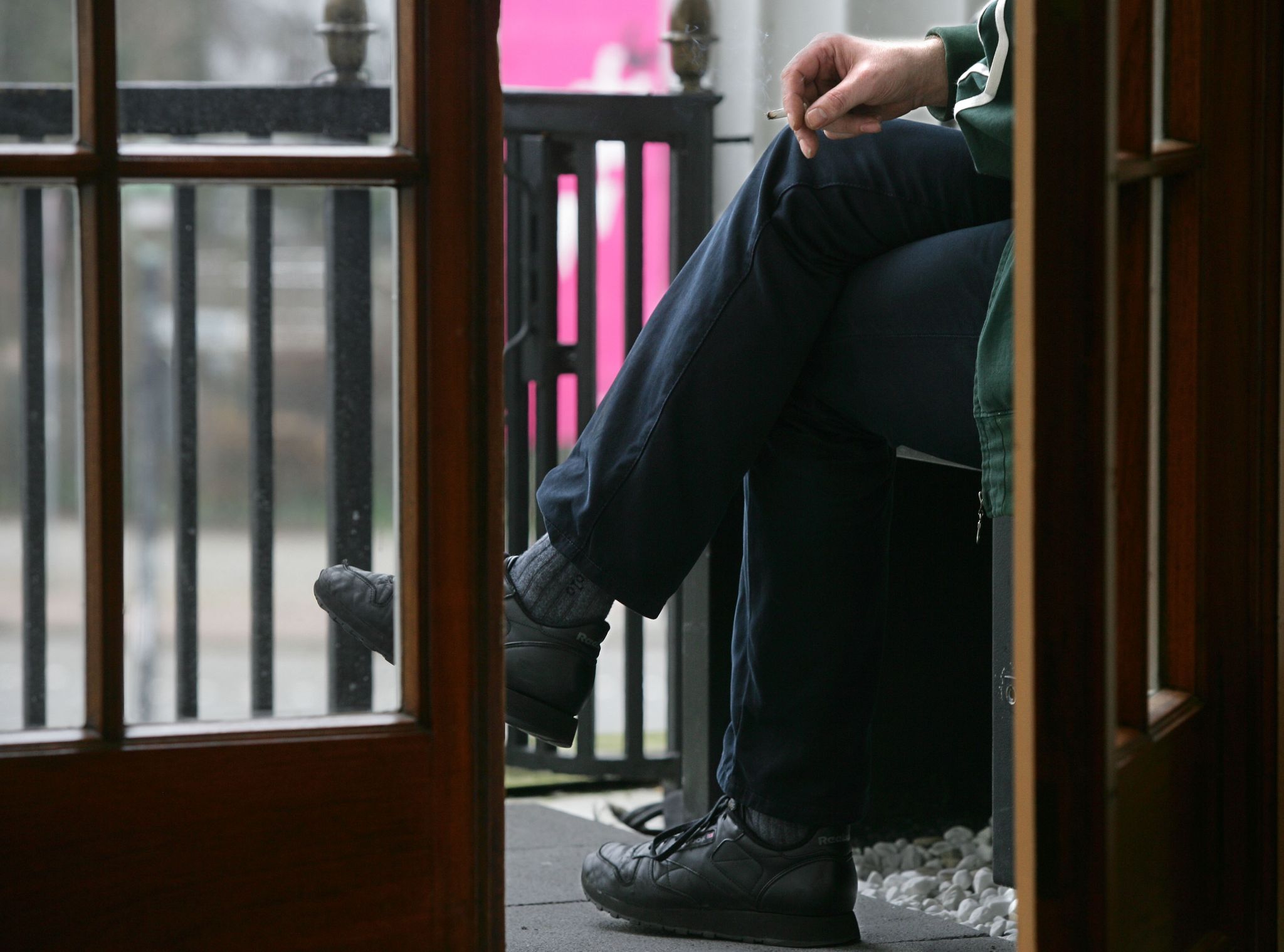 Auf dem Balkon rauchen? Fühlen sich Nachbarn davon zurecht gestört, können dem Raucher zum Beispiel zeitliche Grenzen gesteckt werden.