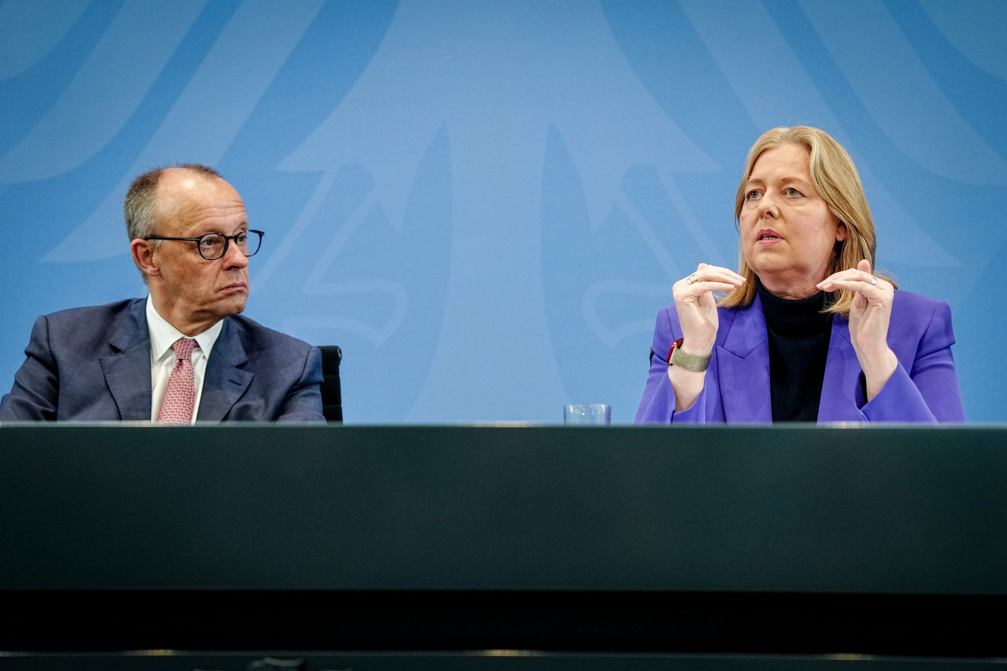 «Das Thema Bürgergeld wird damit der Vergangenheit angehören», sagt Bundeskanzler Friedrich Merz - und erntet dafür Kritik von SPD-Chefin Bärbel Bas.