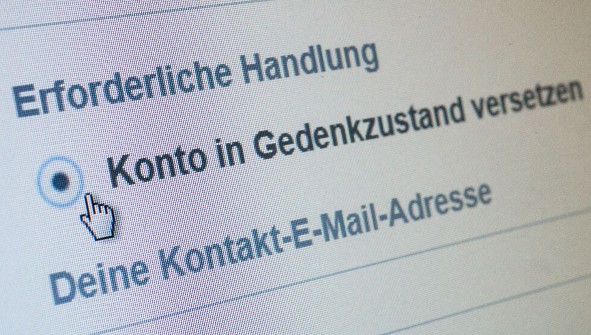 Was soll mit dem digitalen Nachlass geschehen? Schon zu Lebzeiten können Vertrauenspersonen bestimmt werden, die Online-Profile eines Verstorbenen in den Gedenkstatus versetzen.