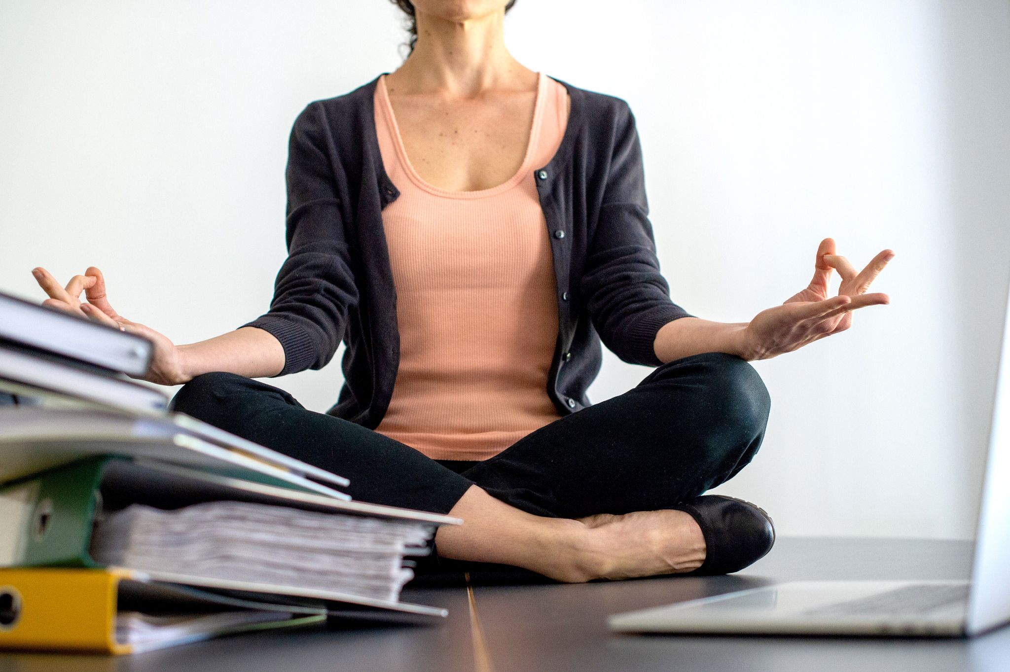 Aktiv gegen Stress im Job: Haltungswechsel, Bewegung oder bewusste Ruhephasen können die eigene Gesundheit unterstützen.