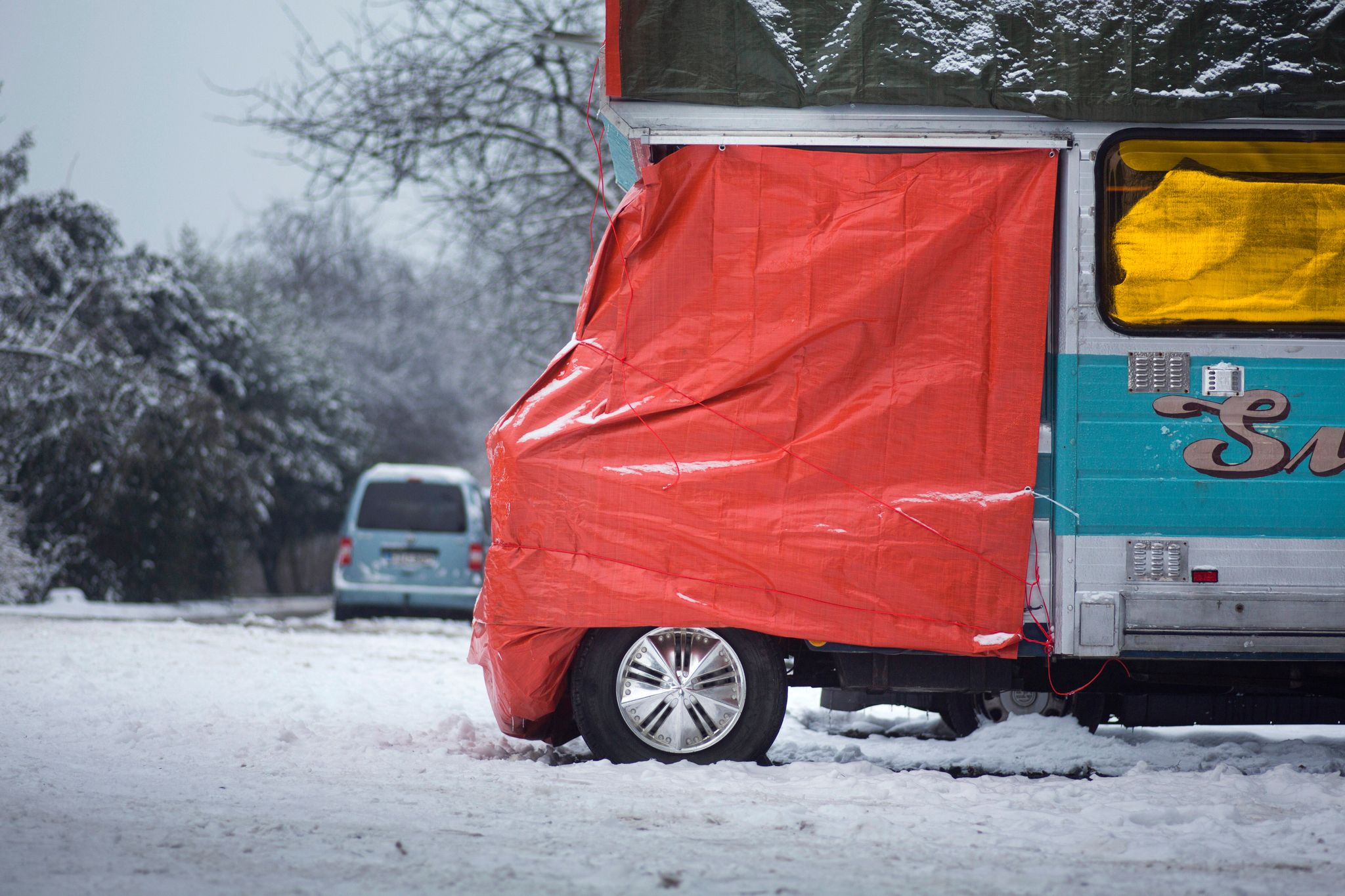 Überwintert das Wohnmobil im Freien, sollte man eine Abdeckplane und zusätzliche Diebstahlsicherungen verwenden: Radkralle, Lenkradsperre und Kopplungsschloss sorgen für Schutz.