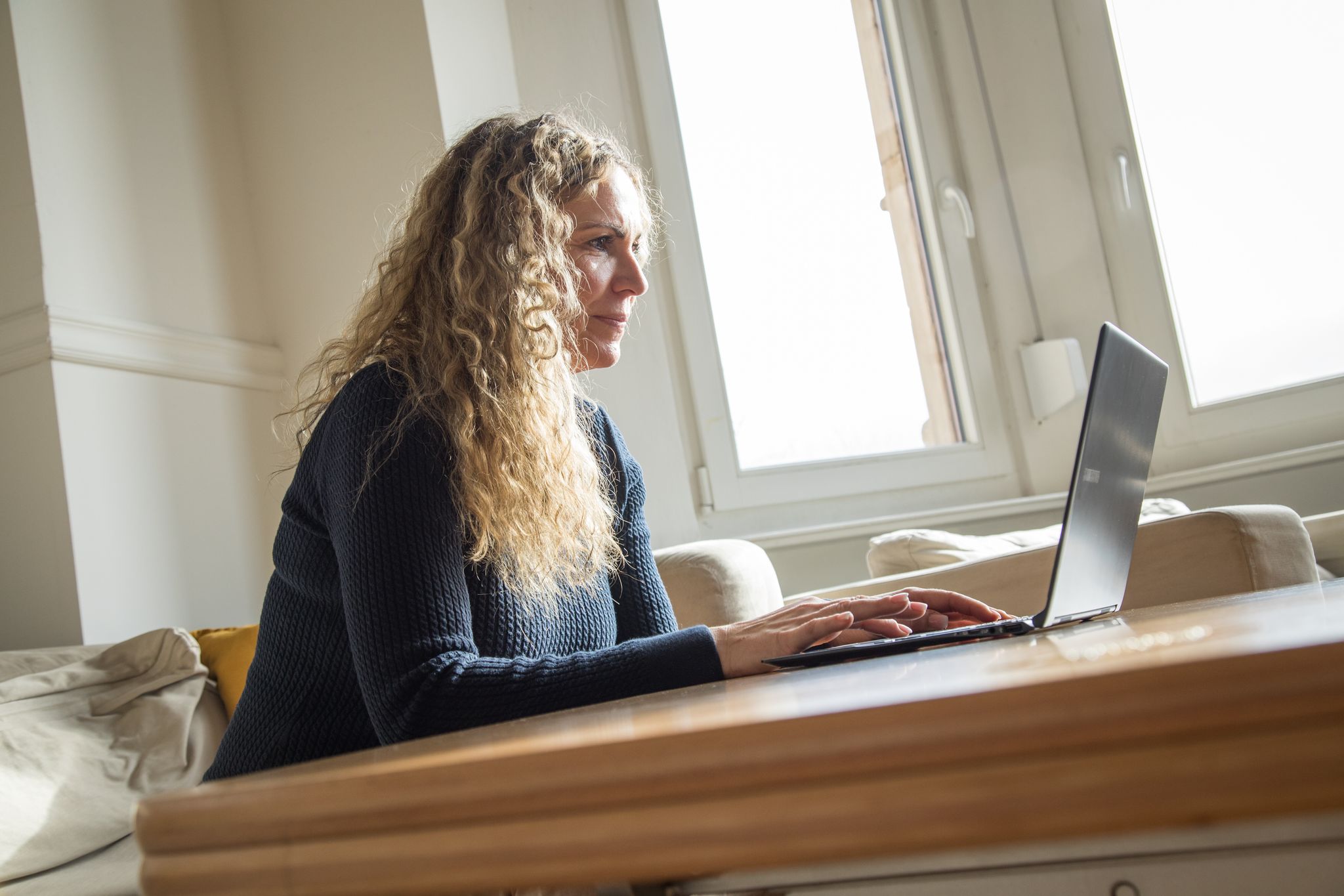Nanu, ist die Stellenanzeige KI-generiert? Umfragen zeigen, ob Jobsuchende das erkennen, wie sie darauf reagieren und was sie sonst noch beim Bewerbungsprozess bewegt.
