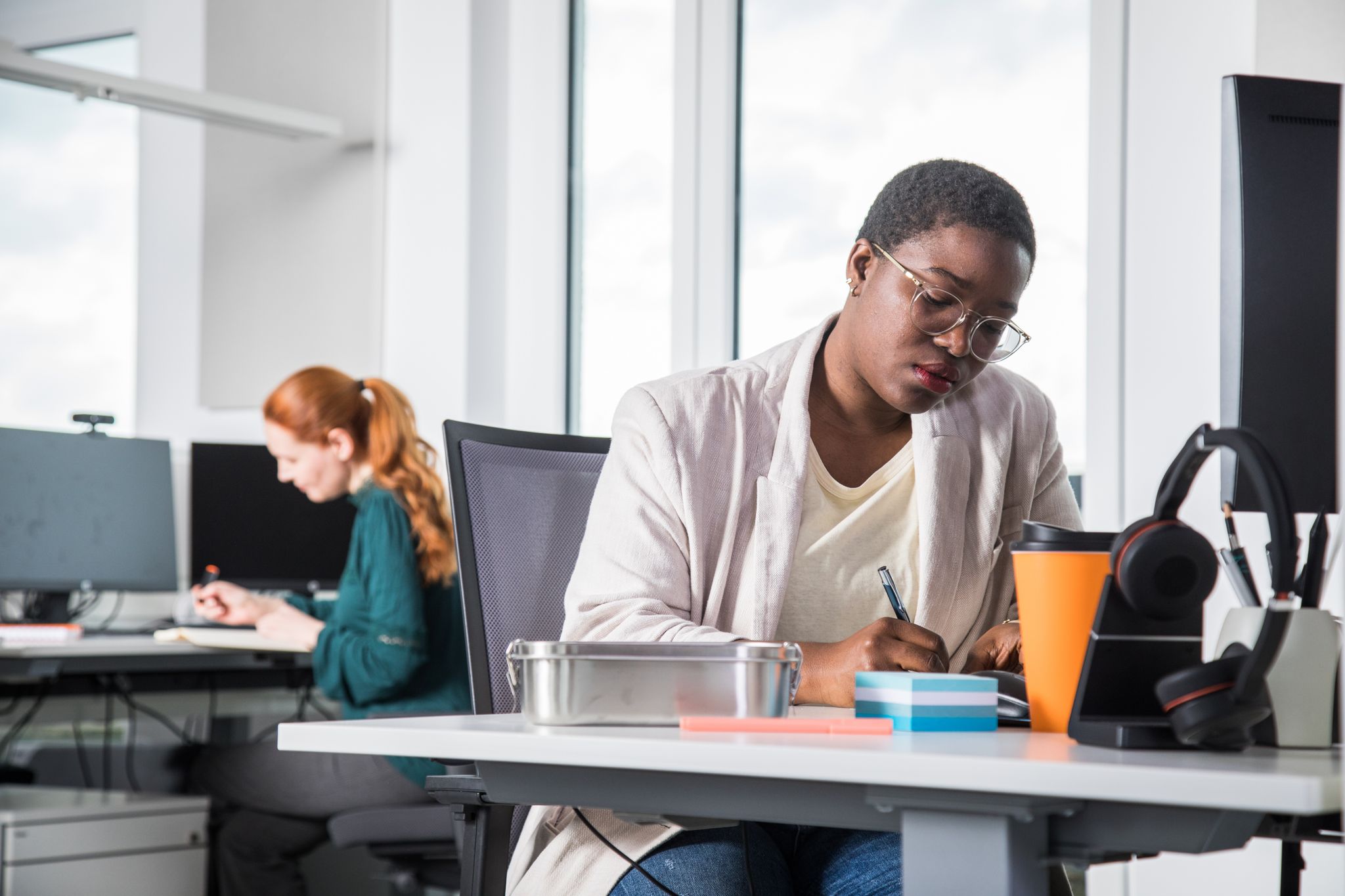 Ob strategisch oder kreativ im Job: Ein Zyklus-Tagebuch kann helfen, die eigene Energie besser einzuschätzen und optimal zu nutzen.