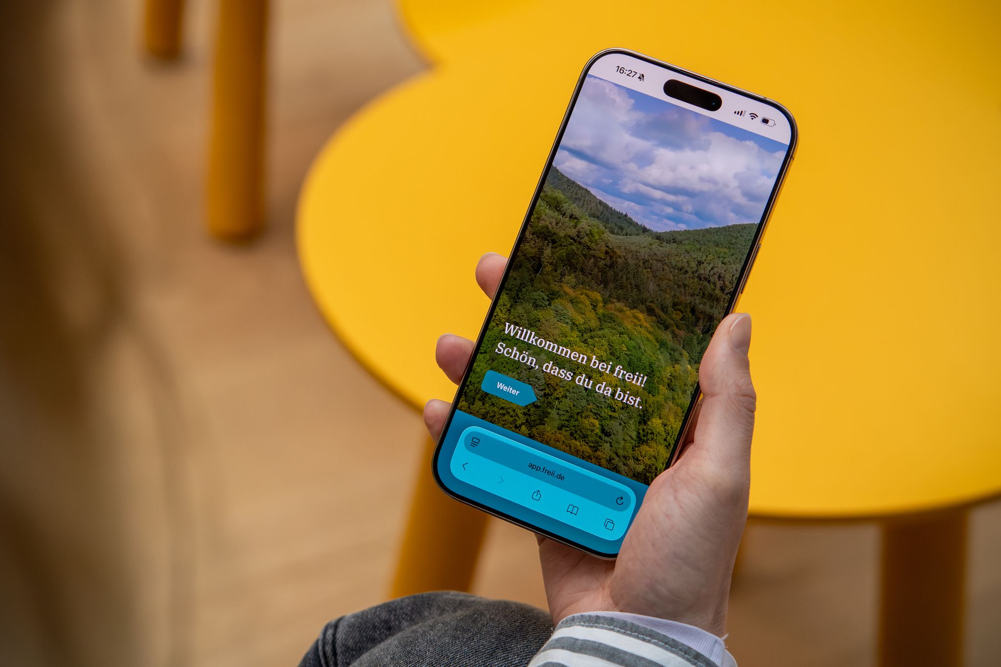 Ausgewogene Mediennutzung erlernen: Die Web-App «freii» bietet einem drei Wochen lang kleine Challenges und Infos, um ziellosem Scrollen vorzubeugen.