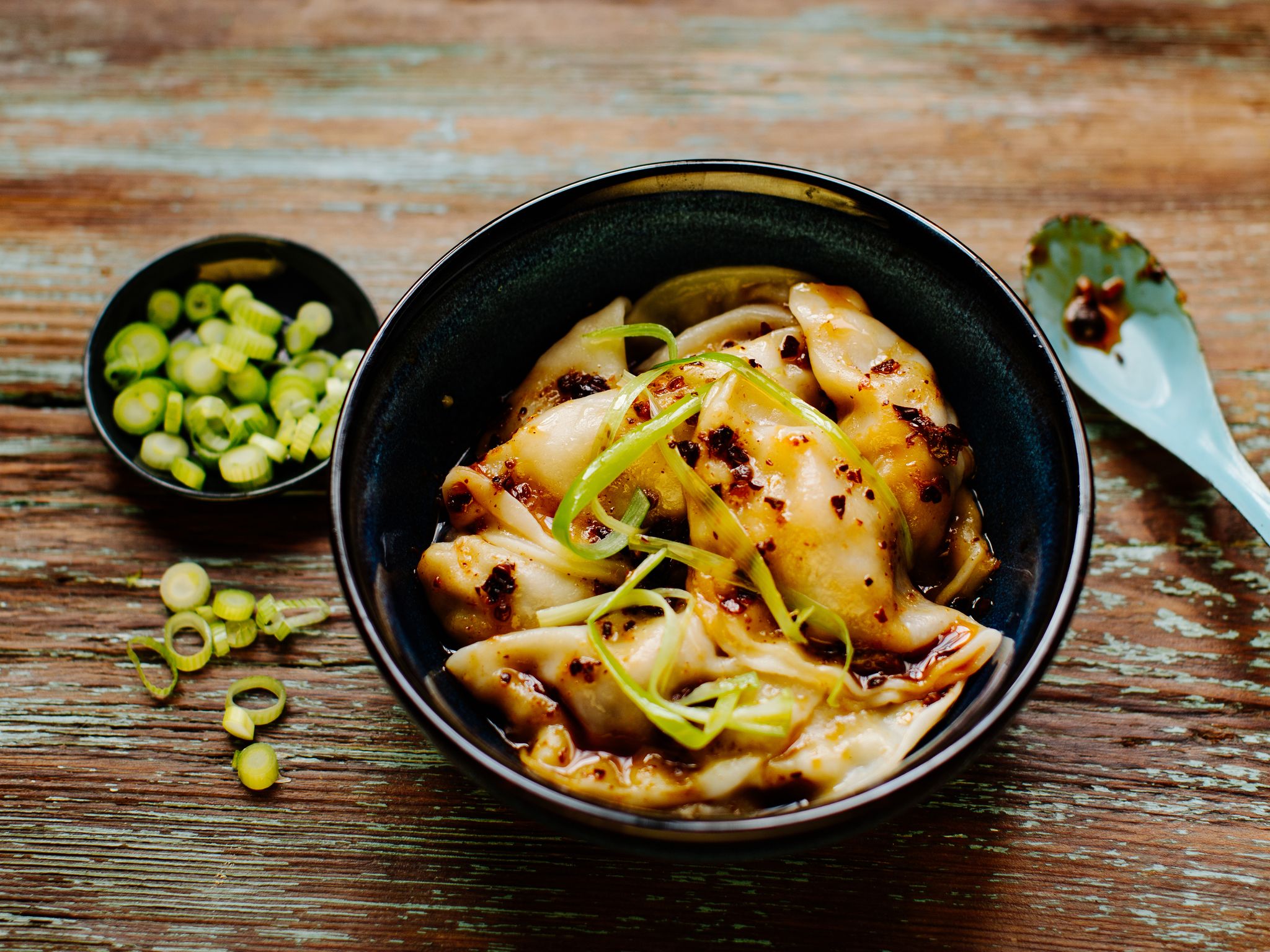 Der Teig für chinesische Wan-Tan ist sehr zart und dünn. Hier sind sie mit Schweinehackfleisch, Garnelen, Chinakohl, Shiitake-Pilzen und Ingwer gefüllt.