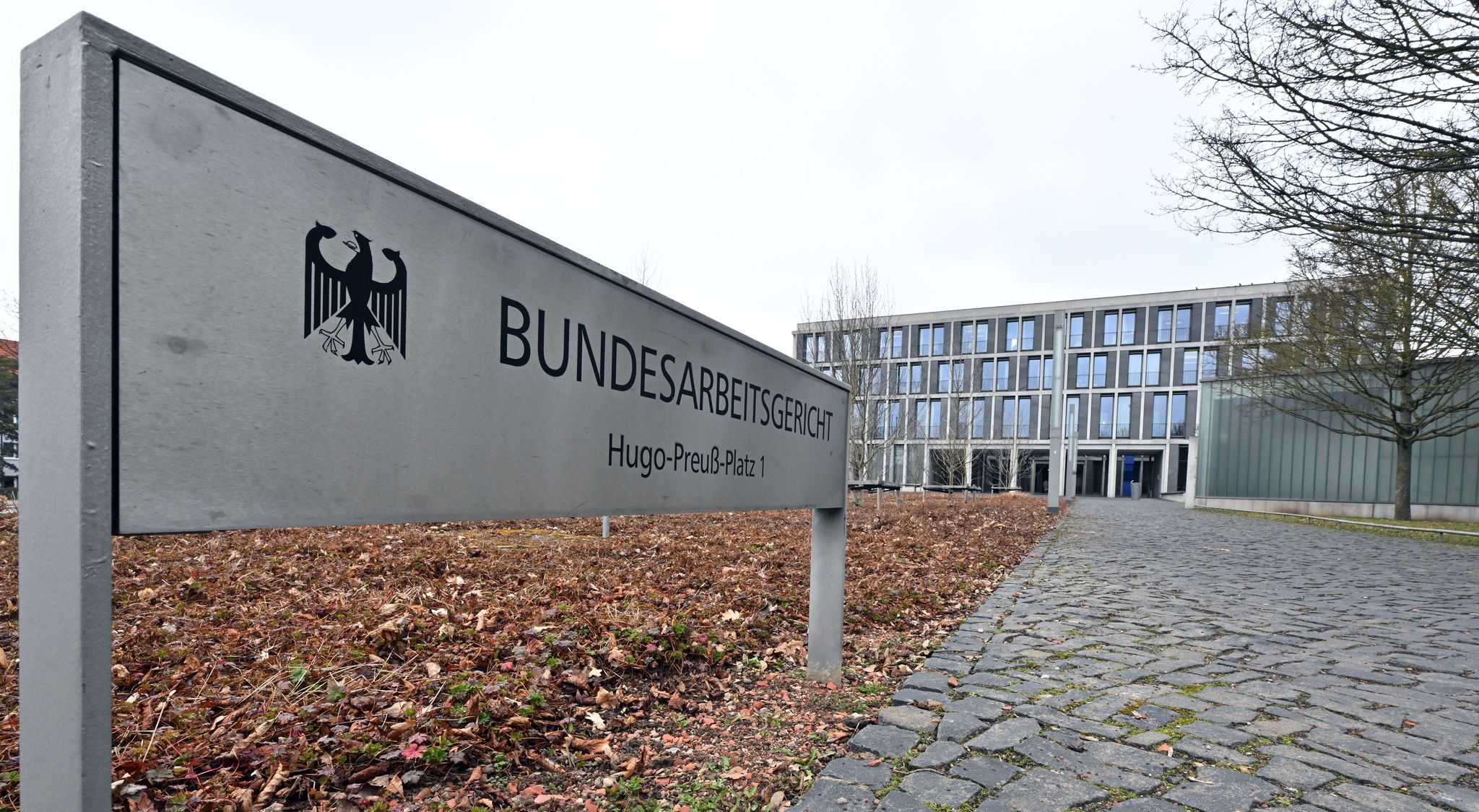 Das Bundesarbeitsgericht verhandelt über Lohngerechtigkeit zwischen Frauen und Männern (Illustration).