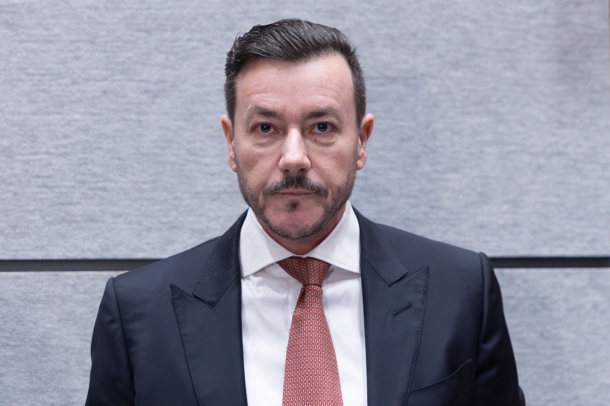 Benko-Prozess unter großem Medien-Interesse gestartet.