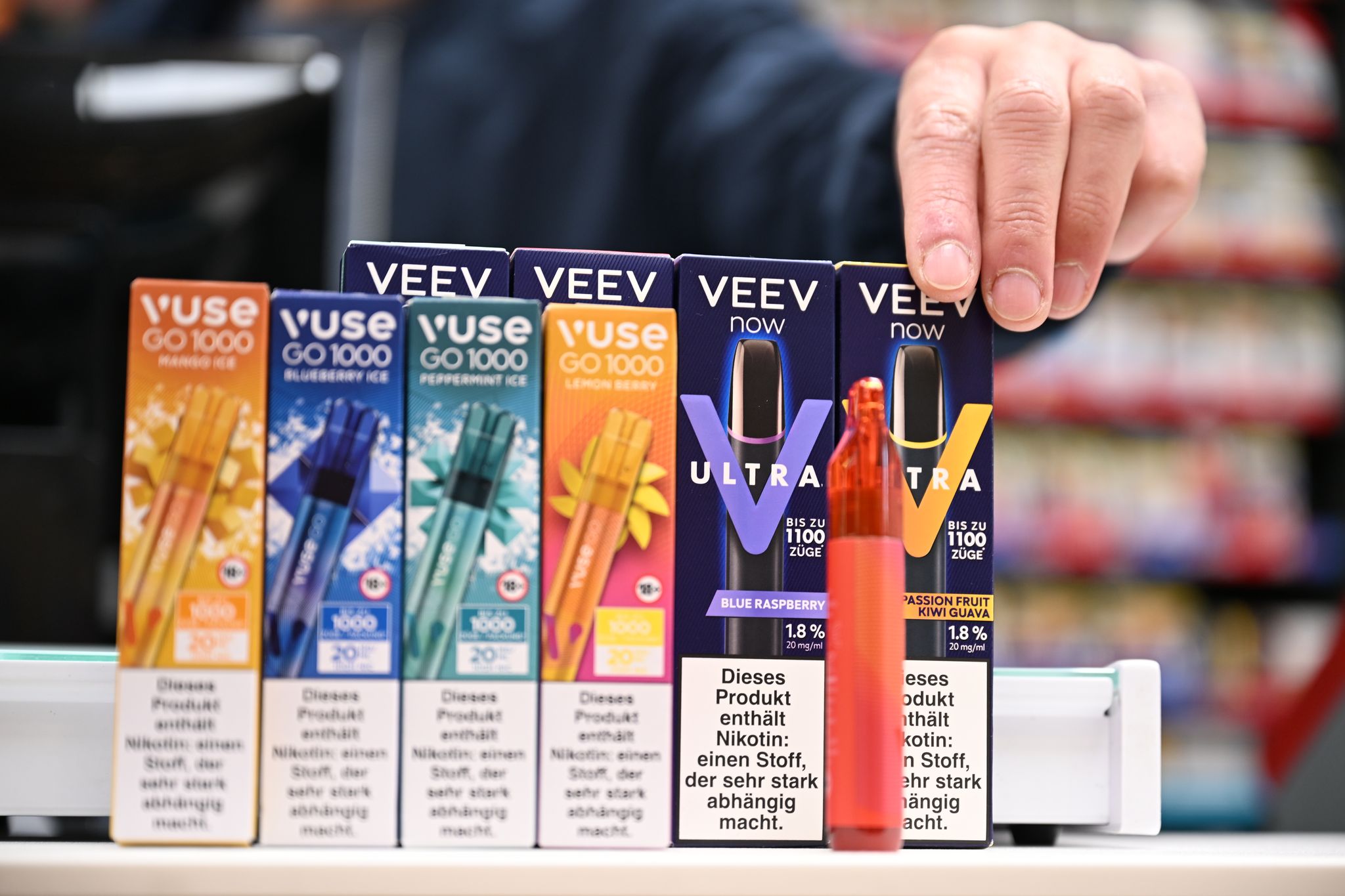 Sie sind bunt designt und haben Geschmacksrichtungen wie «Watermelon Ice» oder «Classic Mint»: Einweg-E-Zigaretten von Philip Morris (Marke Veev) und British American Tobacco (Vuse).
