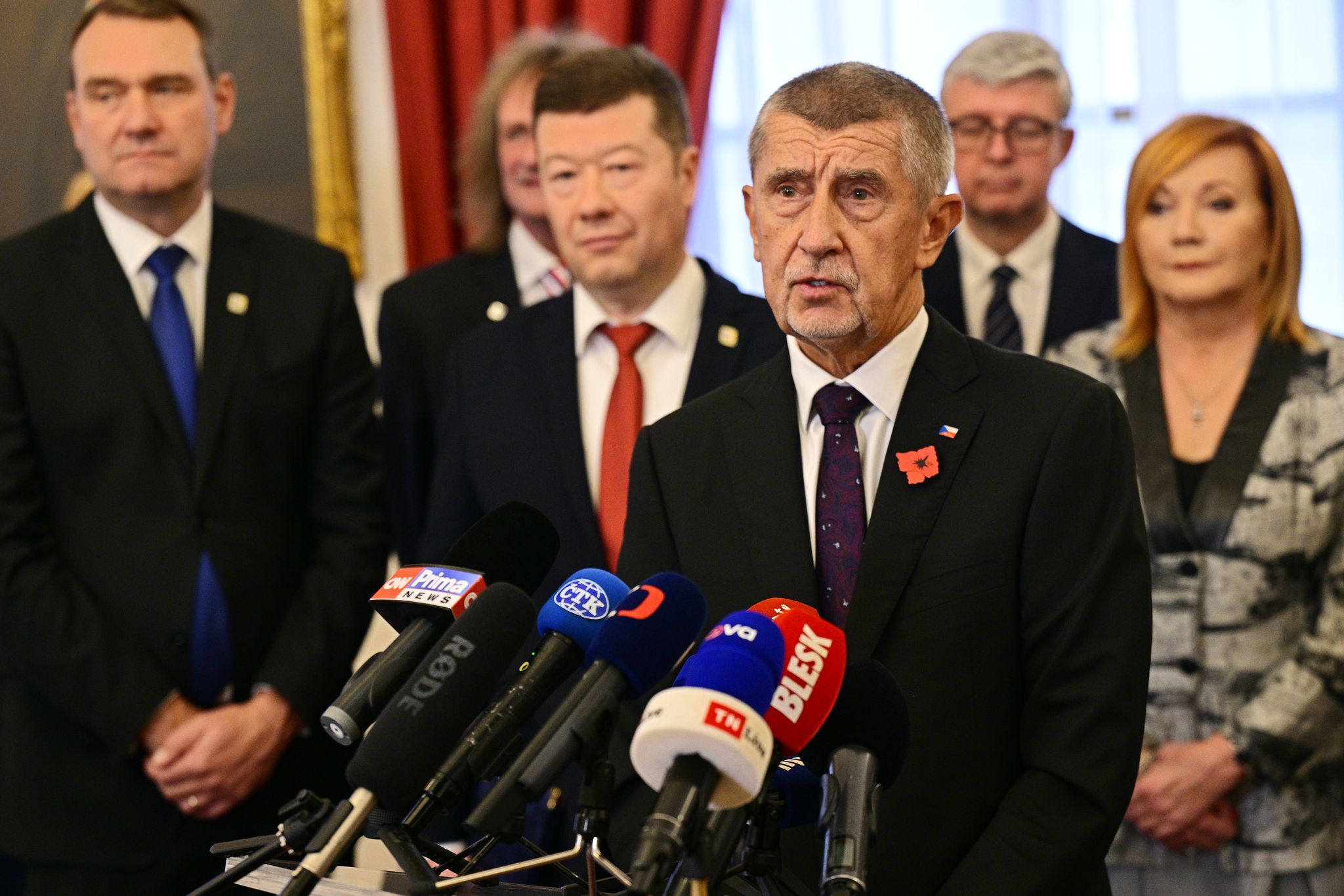 Andrej Babis (vorne), tschechischer Milliardär und Gründer der Partei ANO, hat in Prag einen Koalitionsvertrag mit den Vorsitzenden der ultrarechten Freiheit und direkte Demokratie (SPD) und der Autofahrerpartei Motoristen unterzeichnet.