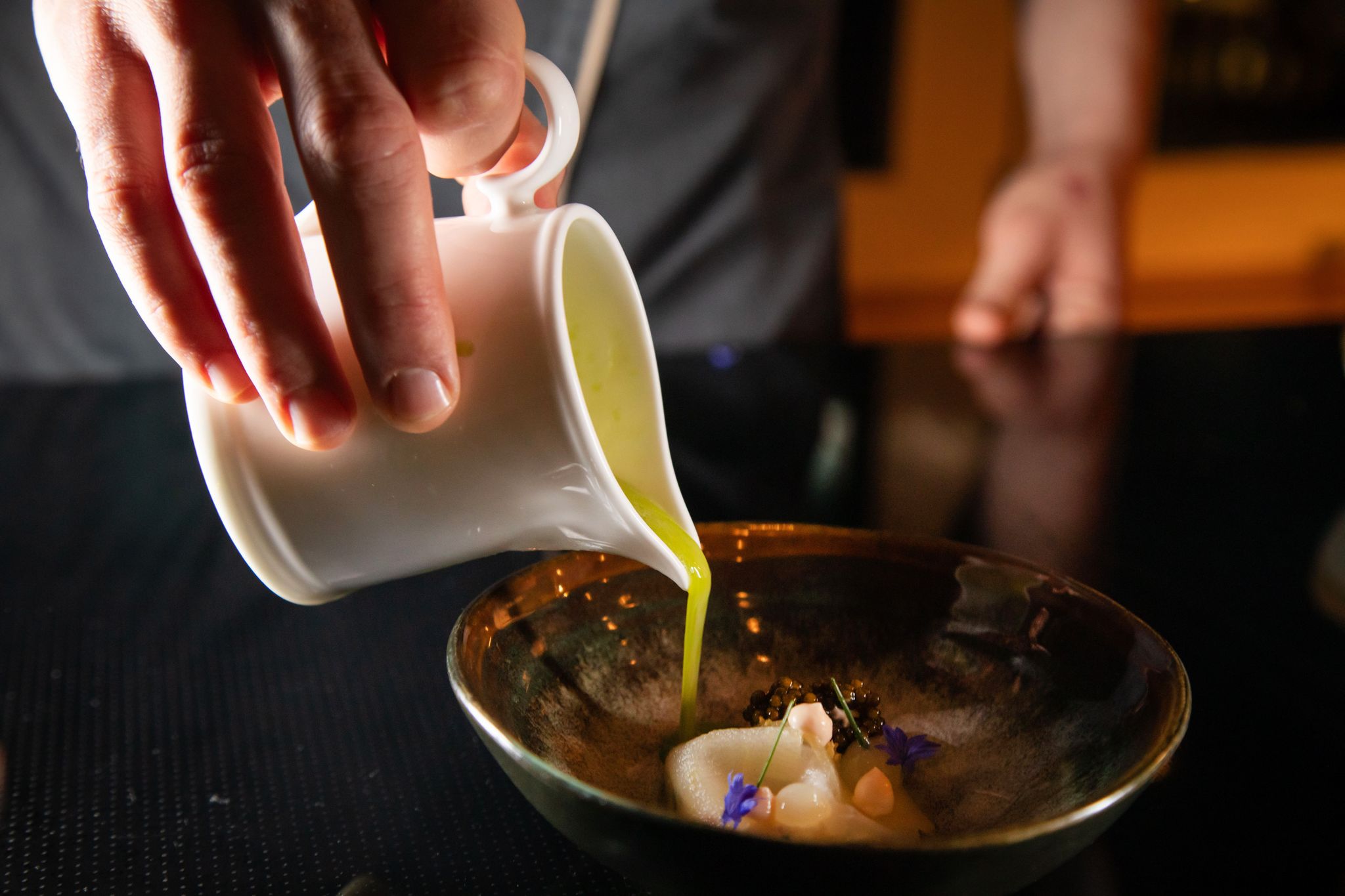 Für die Vinaigrette werden Äpfel und Staudensellerie entsaftet und mit Salz, grünem Tabasco, Limettensaft und Schnittlauchöl verfeinert.