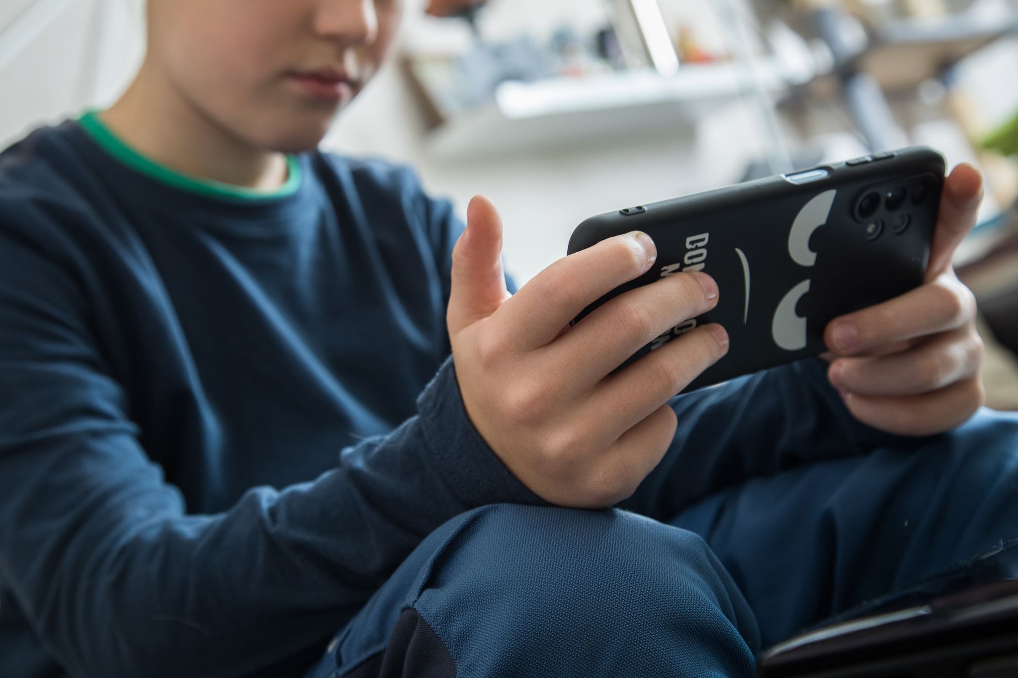 Vorsicht, Gefahr im Chat: Falsche Online-«Freunde» üben digitale Gewalt aus und manipulieren Kinder und Jugendliche - mit fatalen Folgen.