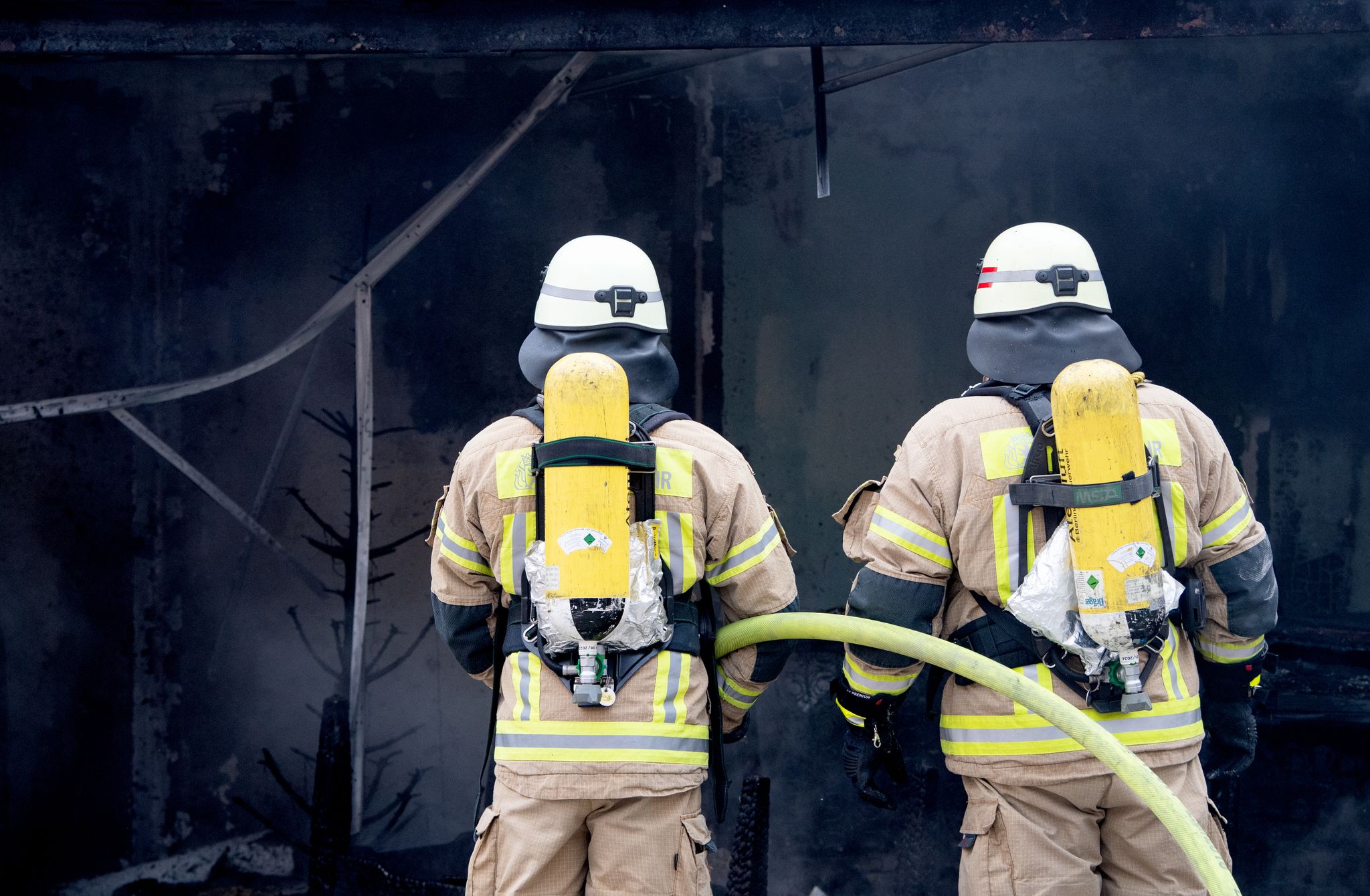 Damit es gar nicht erst zu einem Brand kommt - offenes Feuer nie unbeaufsichtigt lassen und Elektrogeräte nicht laden, während man schläft.