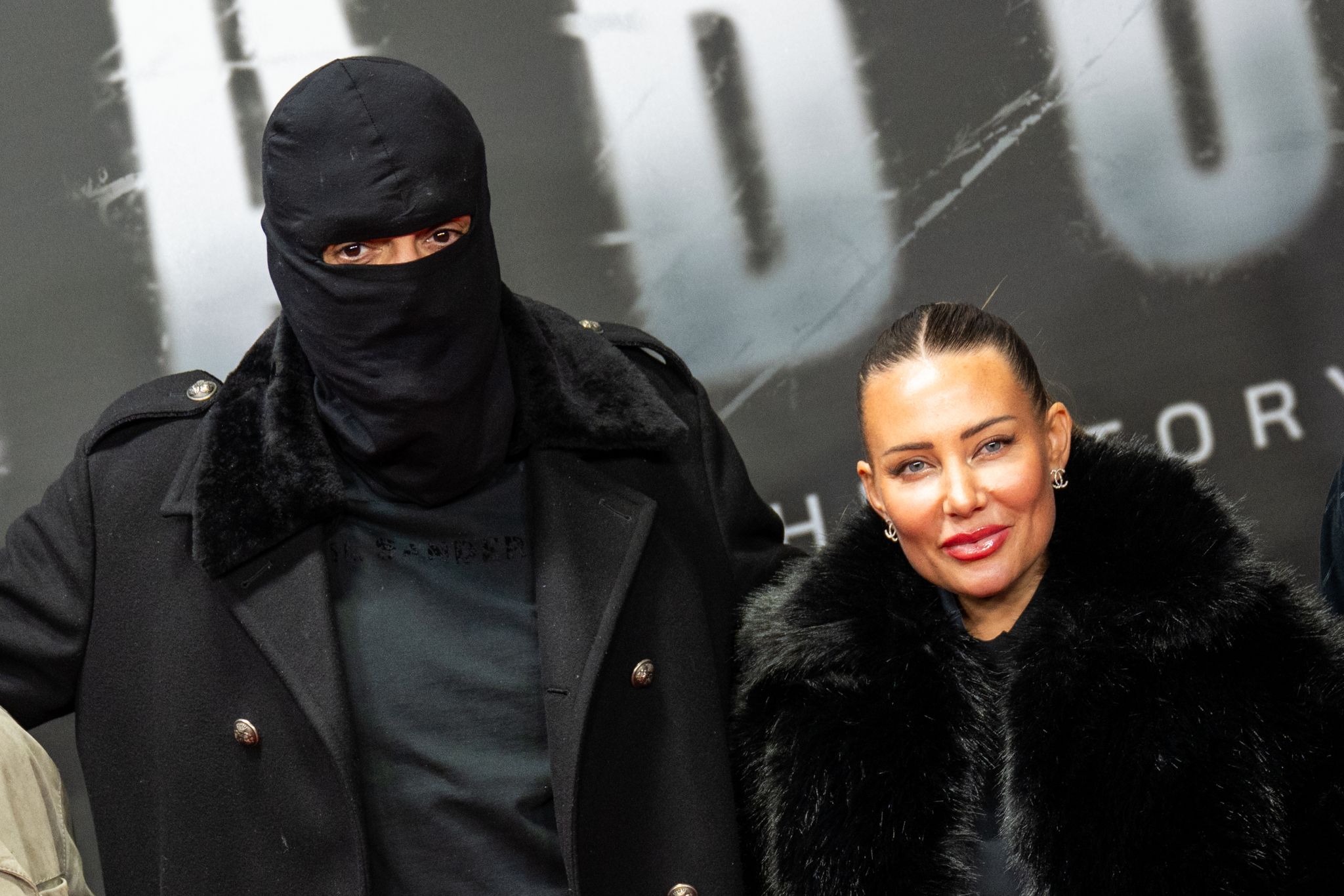 Haftbefehl (bürgerlich Aykut Anhan und hier verhüllt) besucht mit seiner Frau Nina Anhan eine Kinoaufführung der Dokumentation «Babo - Die Haftbefehl-Story» in Berlin. (Archivbild)