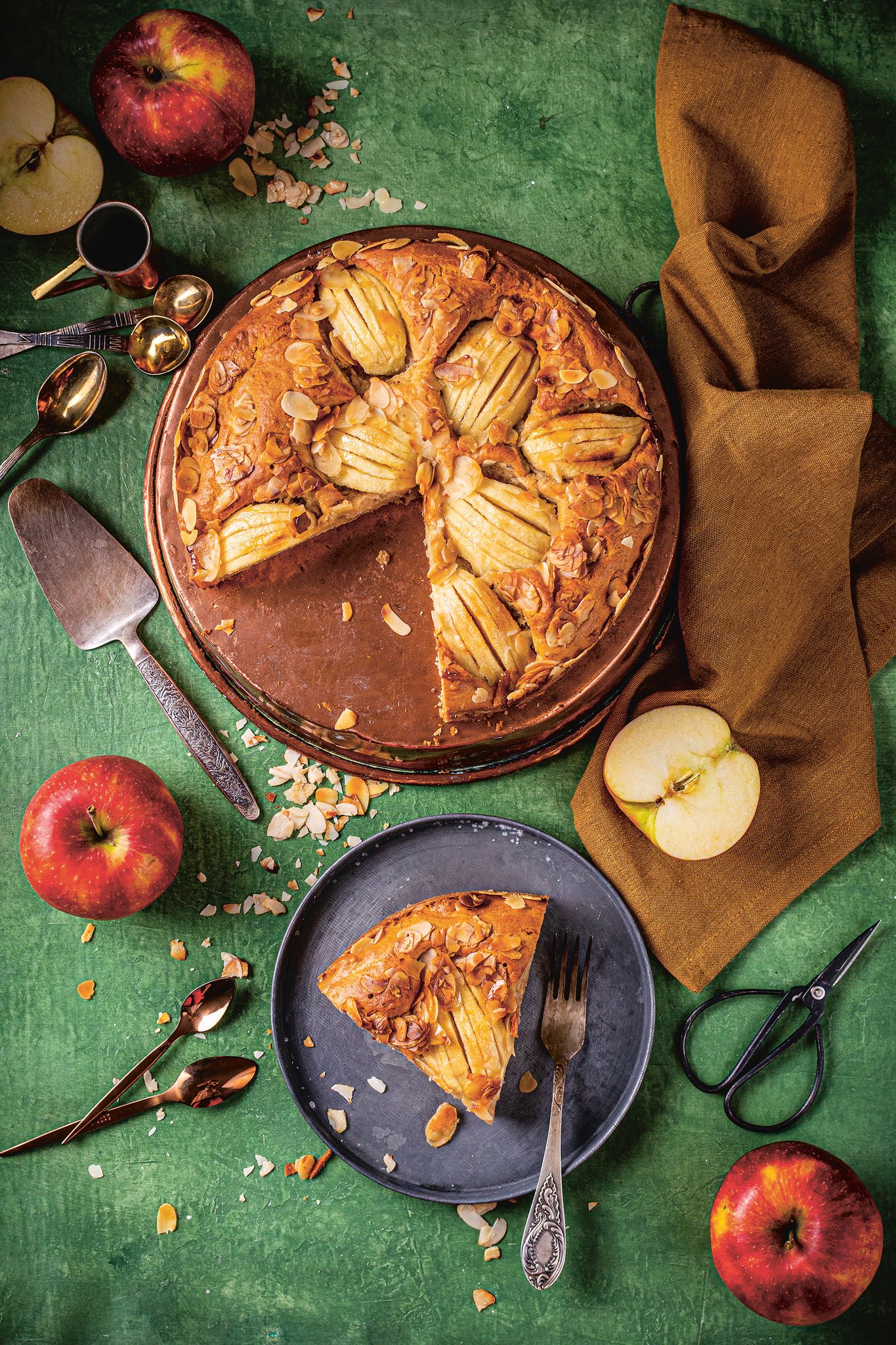 Ergibt ein besonderes Muster: Die halben Äpfel werden nicht in Scheibchen oder Viertel durchgeschnitten, sondern nur eingeritzt und tief in den zuckerfreien Teig gedrückt und gebacken.