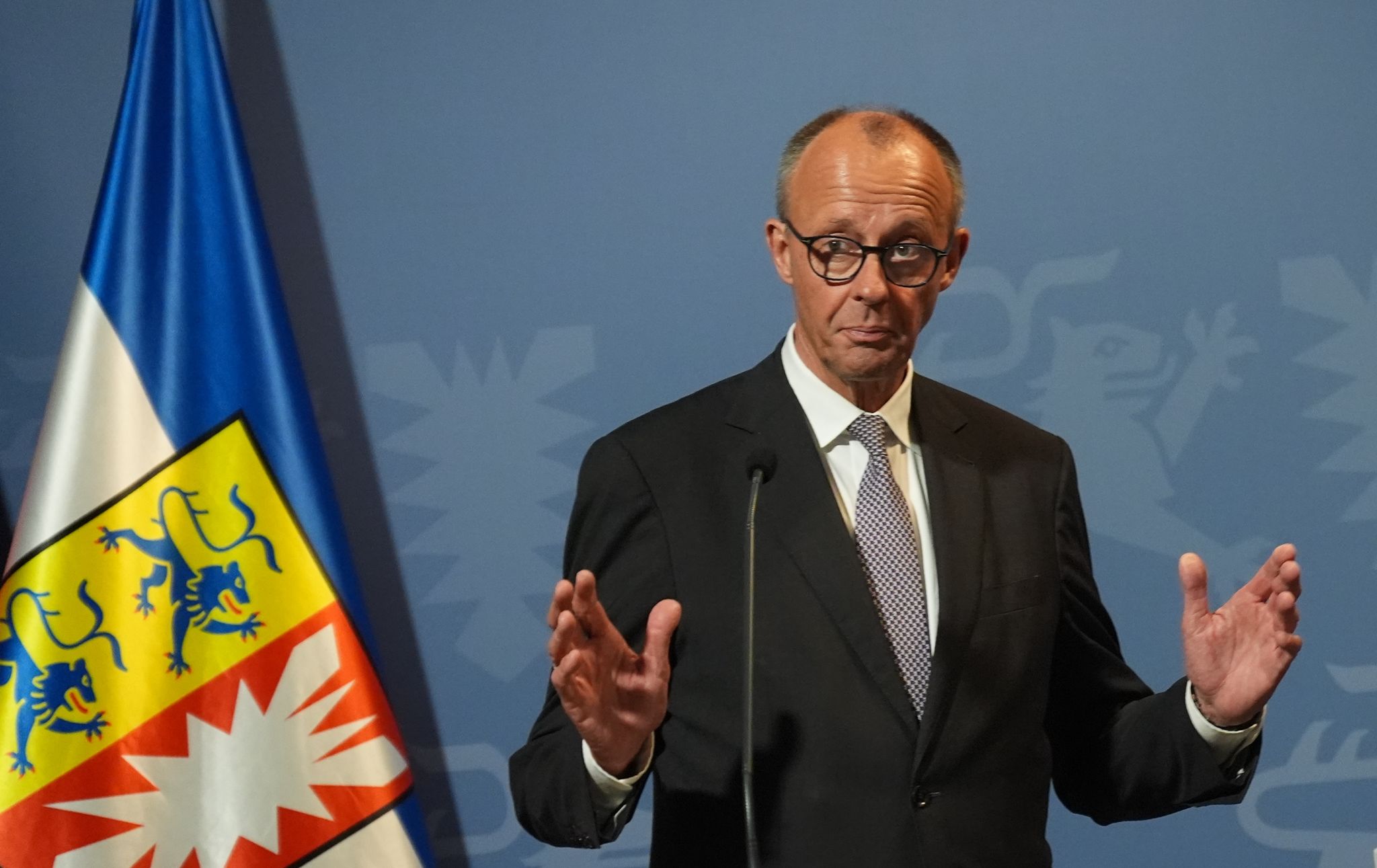 Merz äußert sich in Husum deutlich zum Thema Abschiebungen nach Syrien.