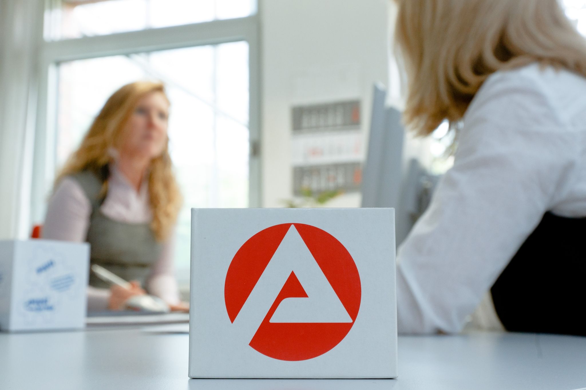 Der erste Gang zur Agentur für Arbeit löst bei manchen ein mulmiges Gefühl aus - doch man muss keine Sorgen vor dem Gespräch mit der Fachkraft haben.