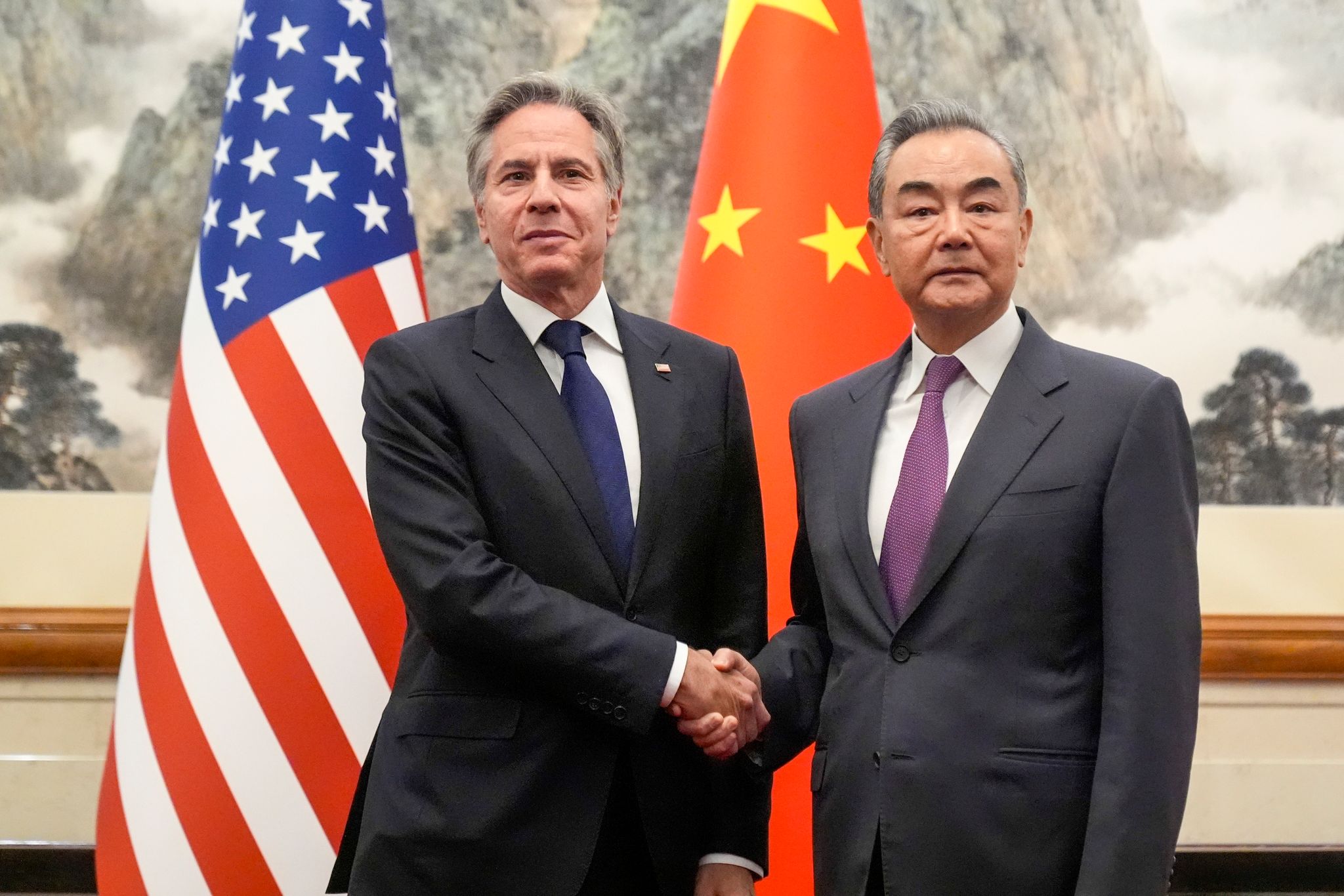 Das Verhältnis zwischen den USA und China ist angespannt. Das zeigte nun auch das Treffen von US-Außenminister Antony Blinken (l) und Chinas Außenminister Wang Yi.