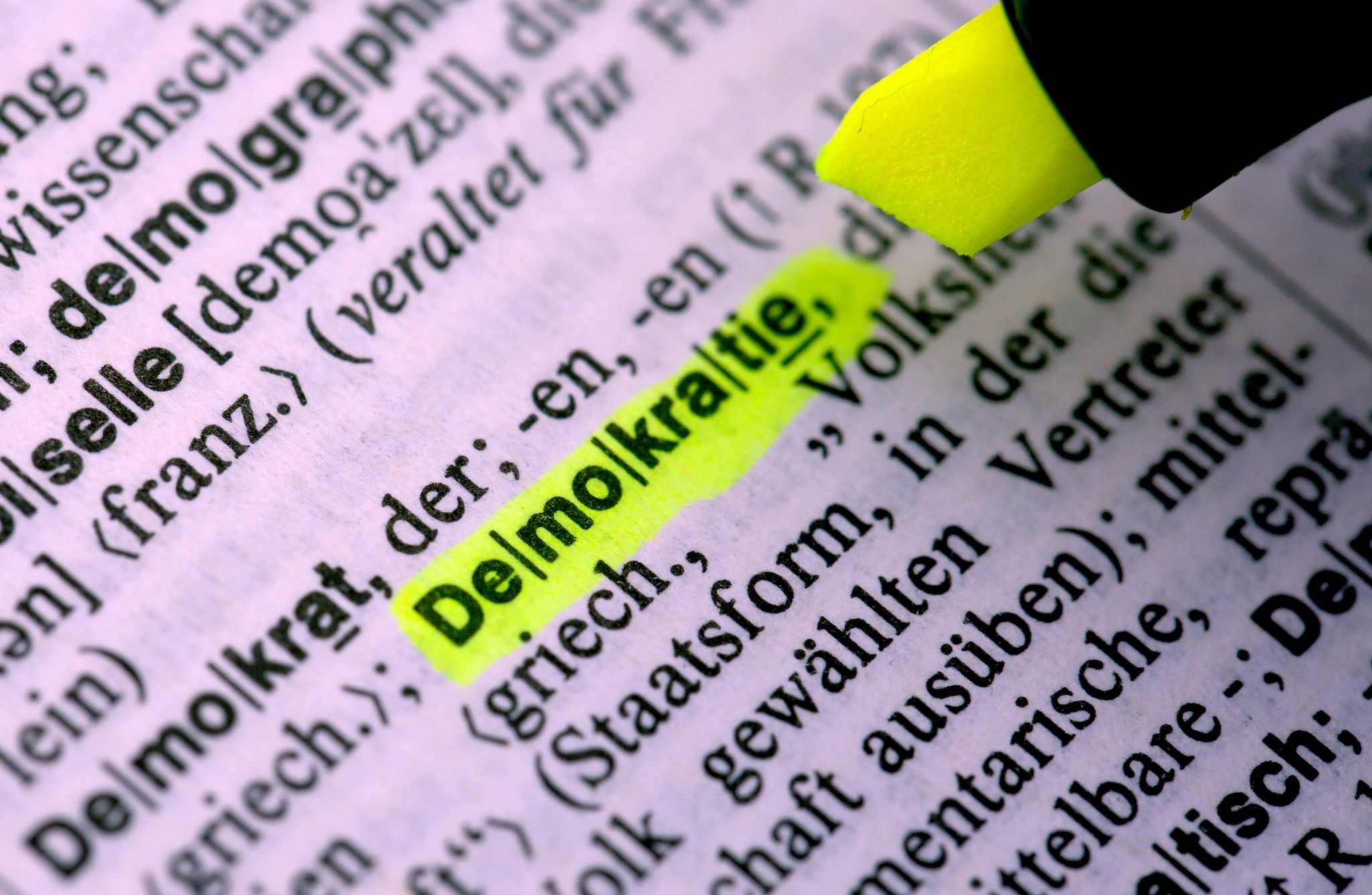 In einer Studie wird analysiert, dass der Rückgang von Demokratien in Entwicklungsländern soziale und wirtschaftliche Folgen hat.