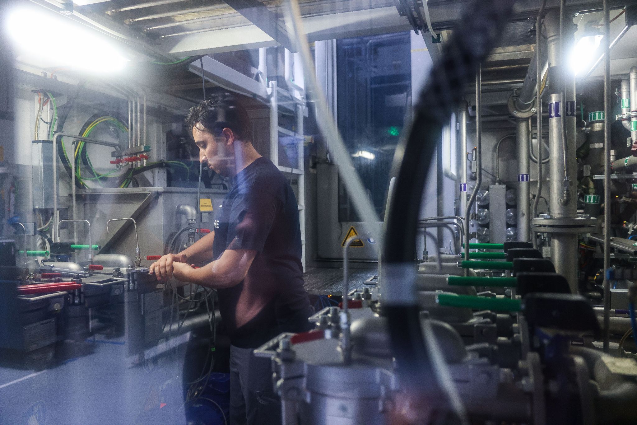 Ein Mann aus Marokko prüft die Verschlüsse einer Filteranlage. Die Zahl der ausländischen Fachkräfte in technischen Berufen hat sich in Deutschland stark erhöht.