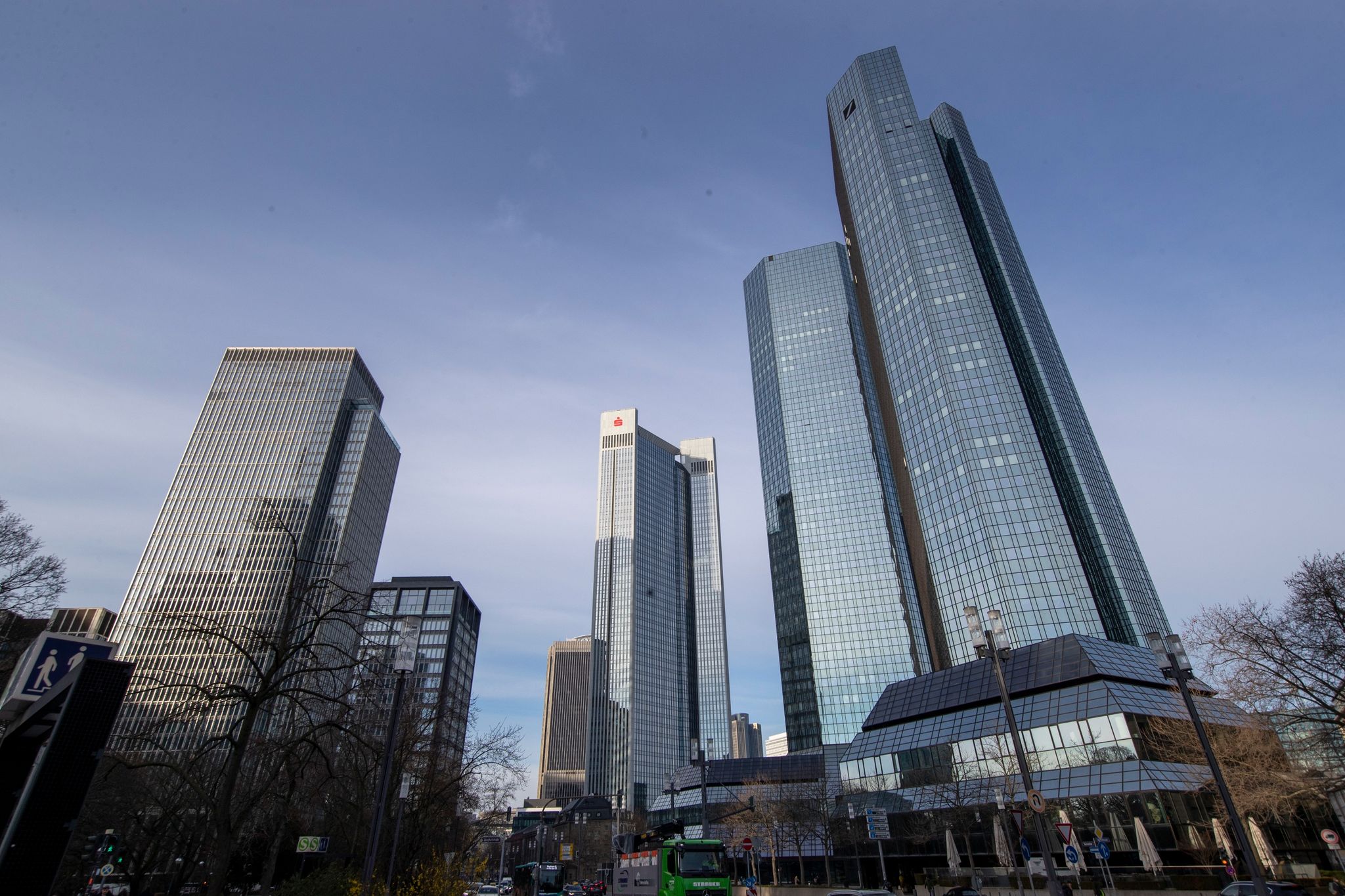 Blick auf die Zentrale der Deutschen Bank (r) im Frankfurter Bankenviertel.