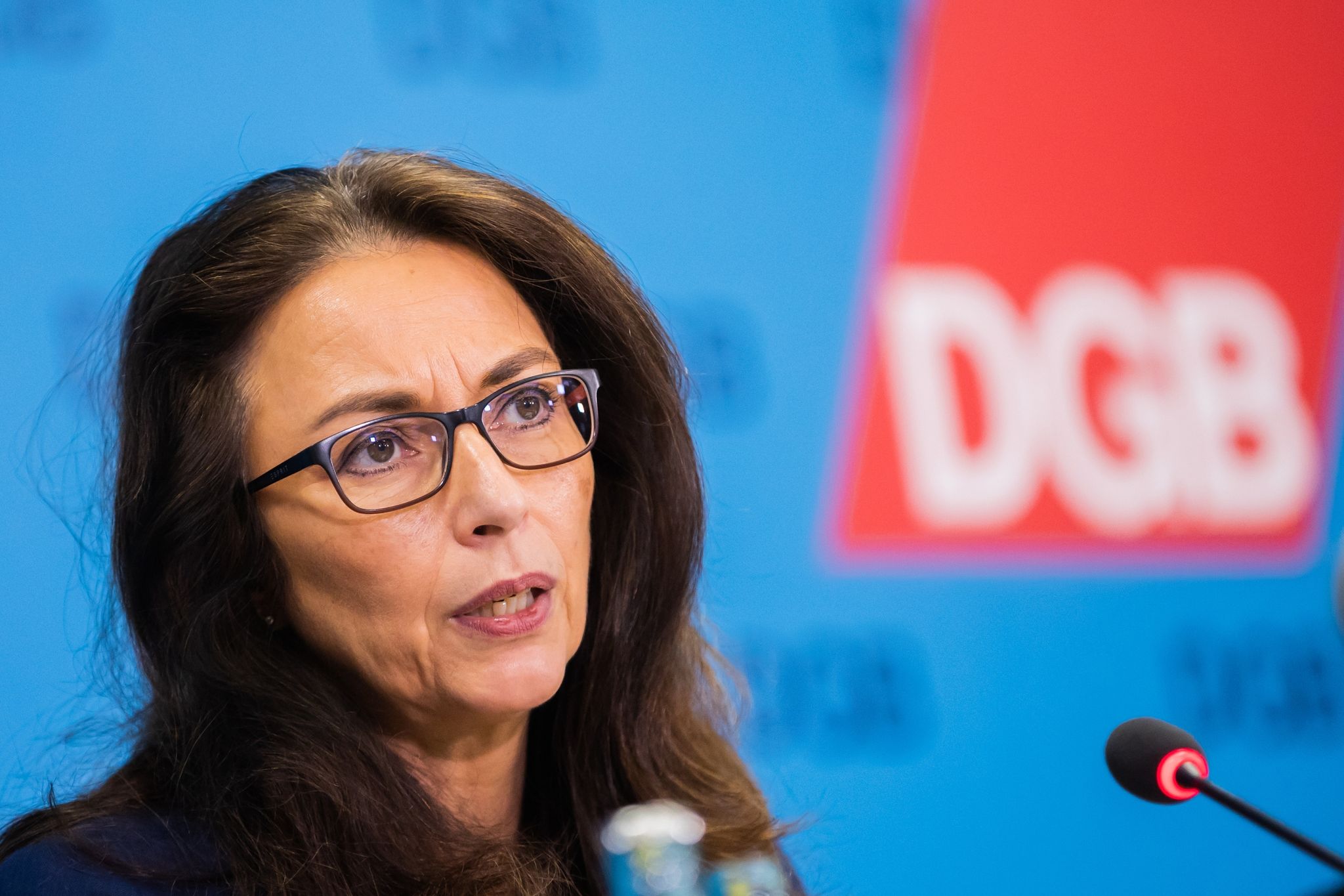 DGB-Chefin Yasmin Fahimi sorgt sich um die Industrie.