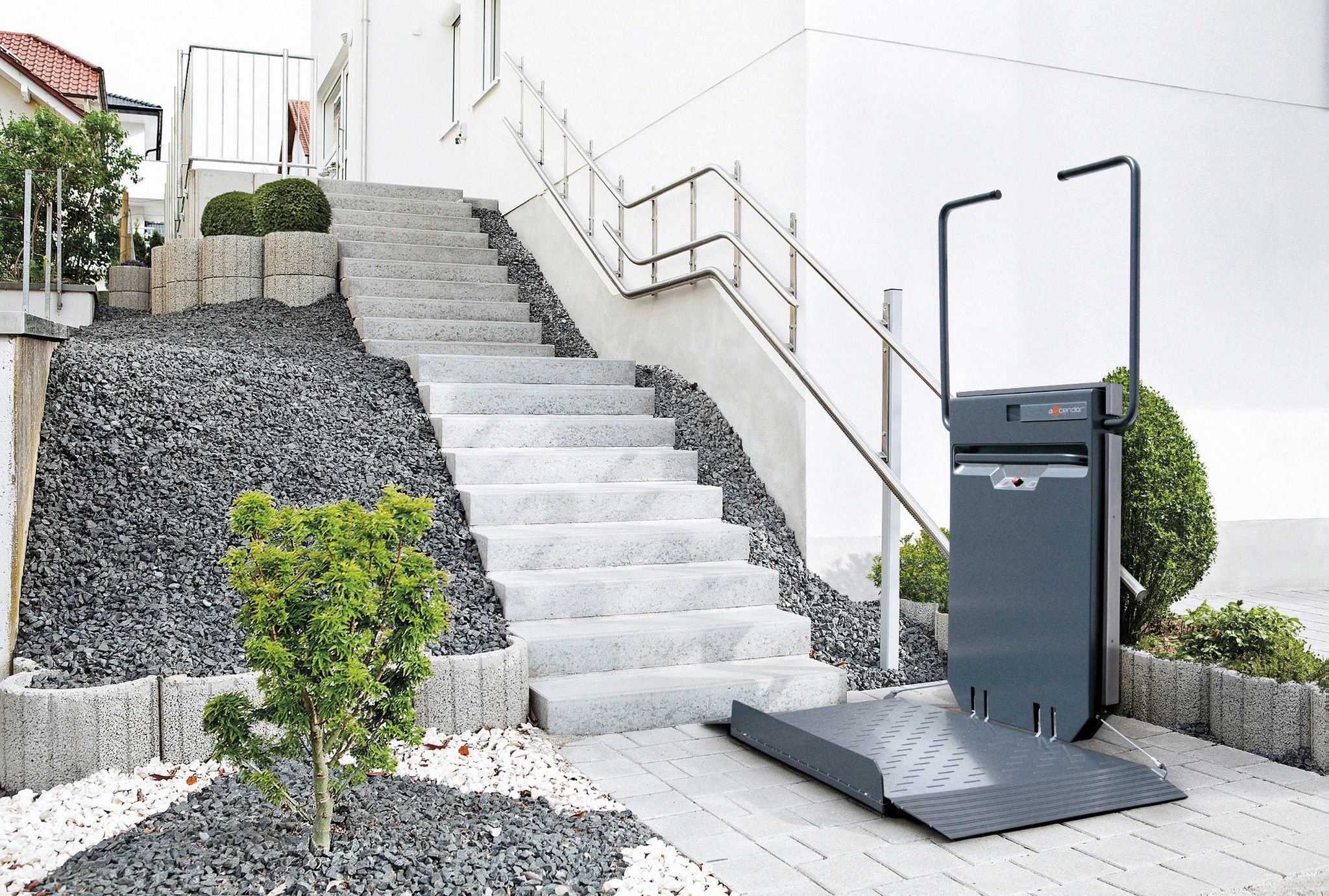 Die Alternative zum Homelift: Ein klassischer Plattformtreppenlift.