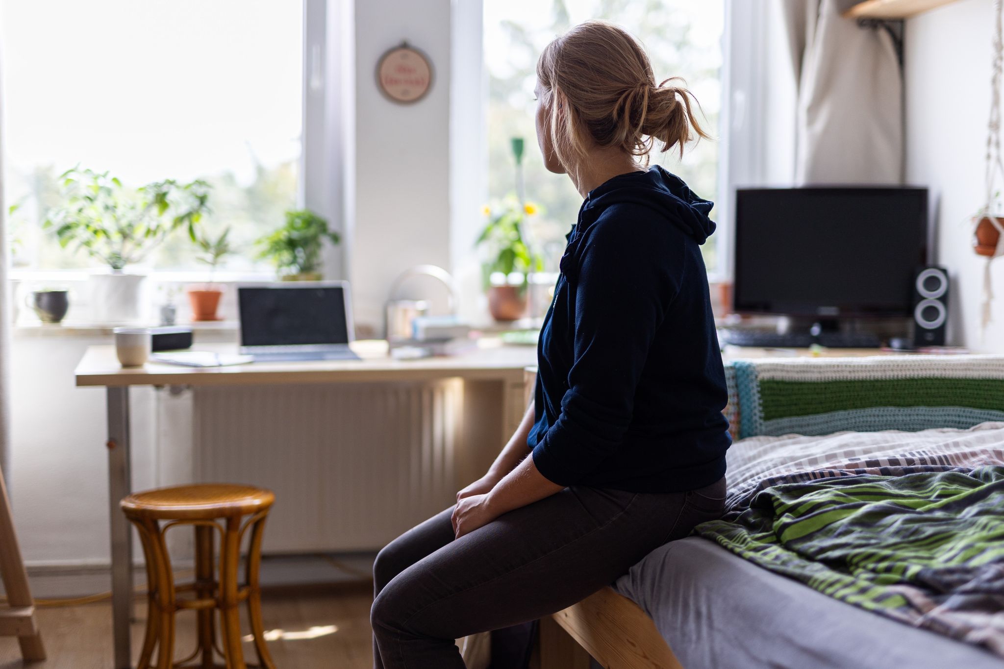 Einsamkeit betrifft zunehmend auch jüngere Erwachsene und Menschen, die nicht allein leben, wie eine aktuelle Studie zeigt.