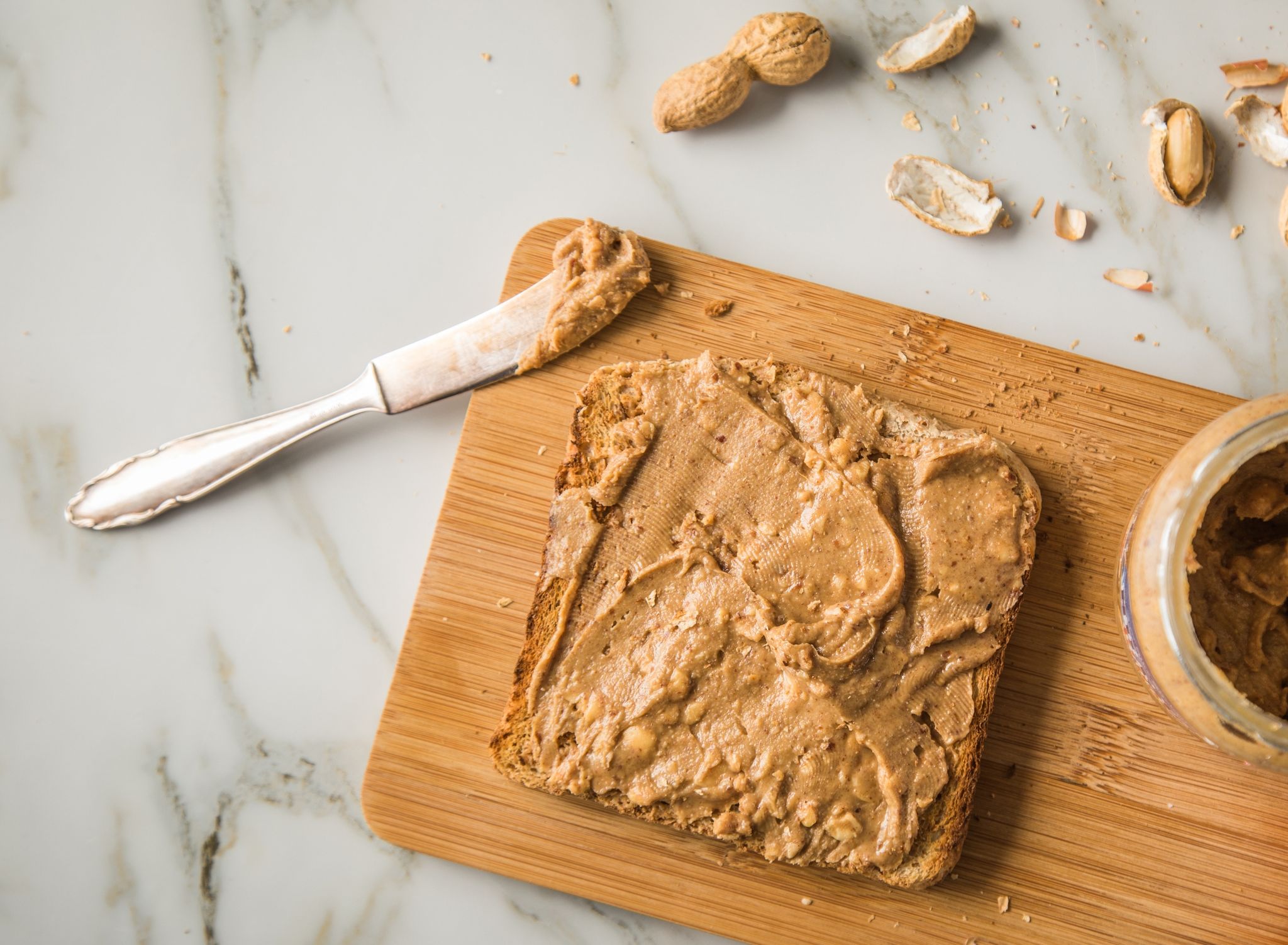 Erdnussbutter ist ein beliebter Brotaufstrich. Stiftung Warentest hat  verschiedene Erdnuss-Cremes untersucht.