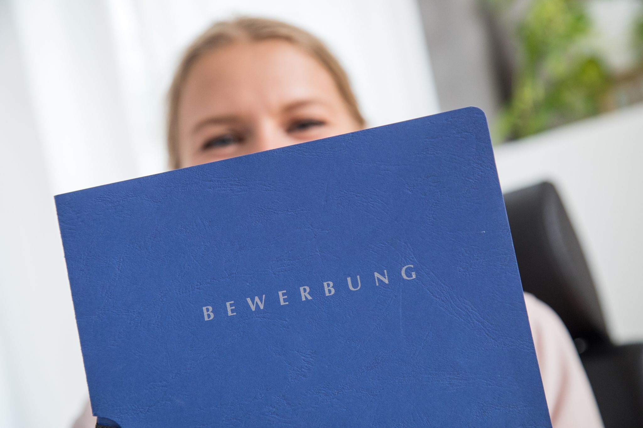 Das allererste Vorstellungsgespräch steht an? Dann heißt es vor allem: Antworten auf klassische Fragen vorbereiten, pünktlich sein - und sich nicht verrückt machen.