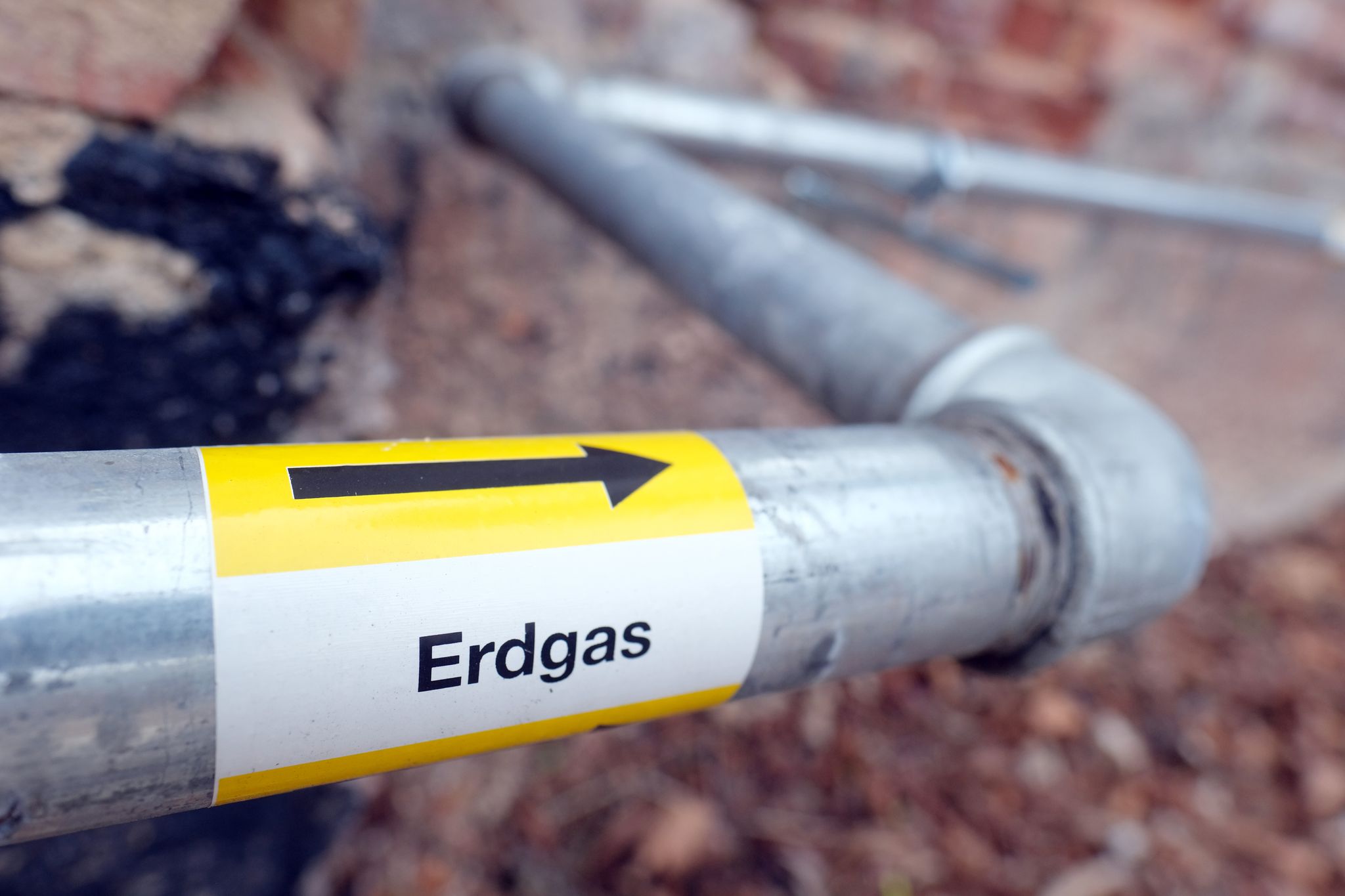 Eine Gasleitung ist auf einer Baustelle zu sehen. Eine Überversorgung mit Erdgas lässt die Gaspreise in Europa sinken.