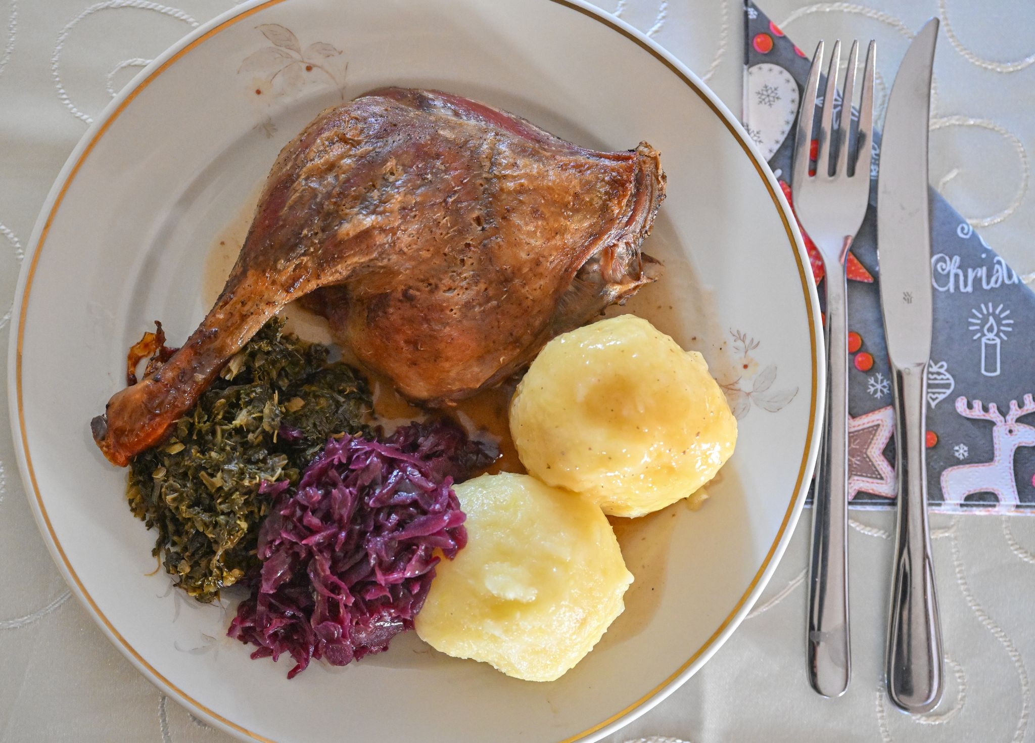 Das Weihnachtsessen nicht in Gefahr: Eine Entenkeule mit Klößen, Rotkohl und Grünkohl wird serviert.