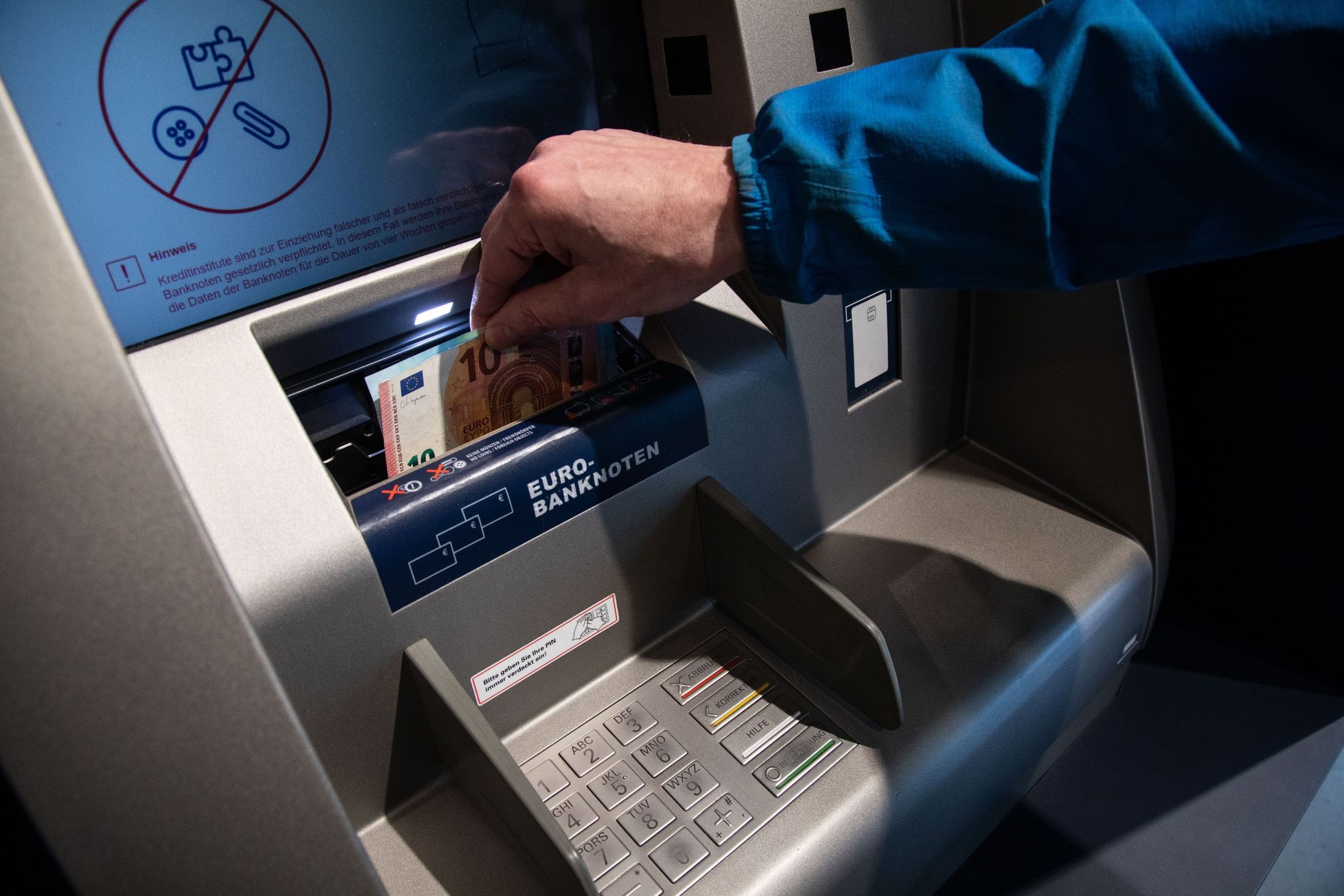 Die Bargeldauszahlung ist für Bankkundinnen und - Kunden oft auch an der Supermarktkasse möglich - unter bestimmten Voraussetzungen. Für die Bargeldeinzahlung braucht es hingegen meist die Filiale.