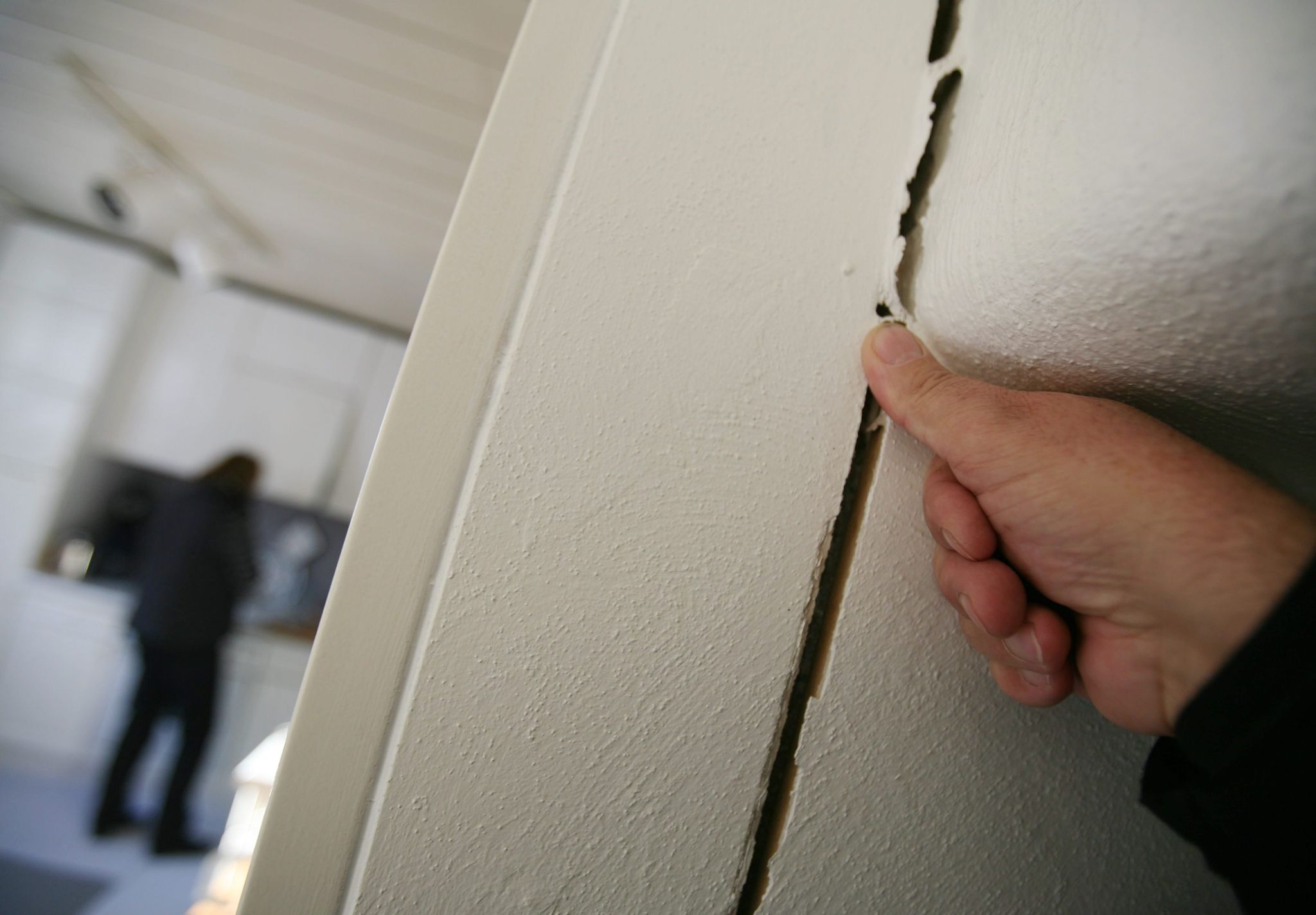 Eine schlechte Bauausführung, minderwertige Materialien oder Fehler bei der Planung können zu solchen Rissen führen - nicht immer zeigen sich Baumängel so offensichtlich wie hier.