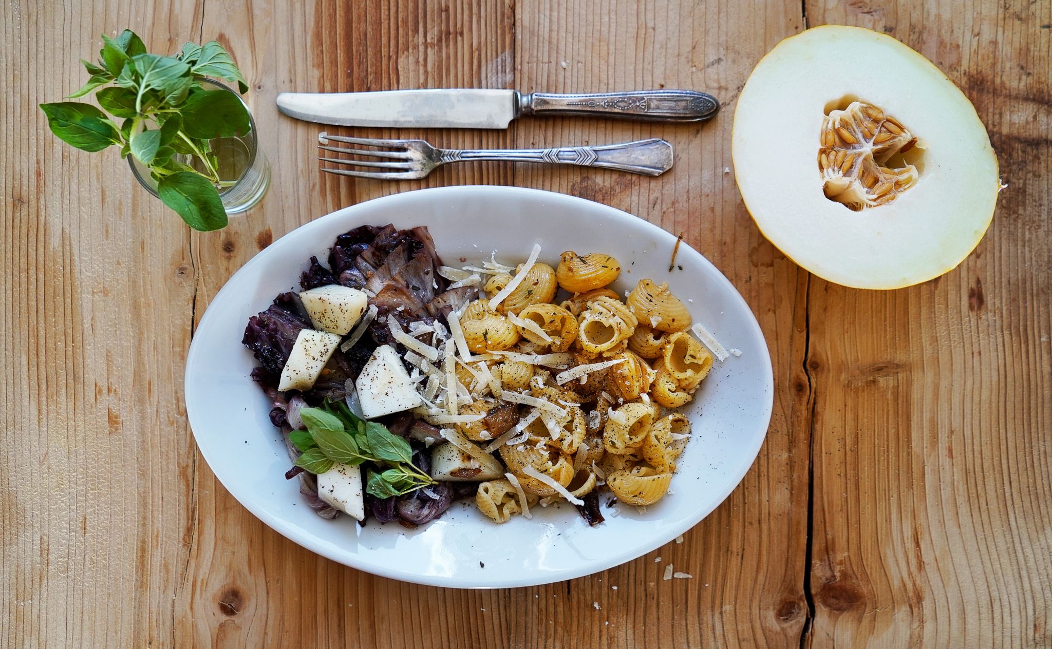 Hübsch, gesund und aromatisch: Immer mehr Menschen wagen sich an Radicchio, darunter auch Food-Blogger Manfred Zimmer. Er kombiniert das Gemüse mit Hörnchennudeln.