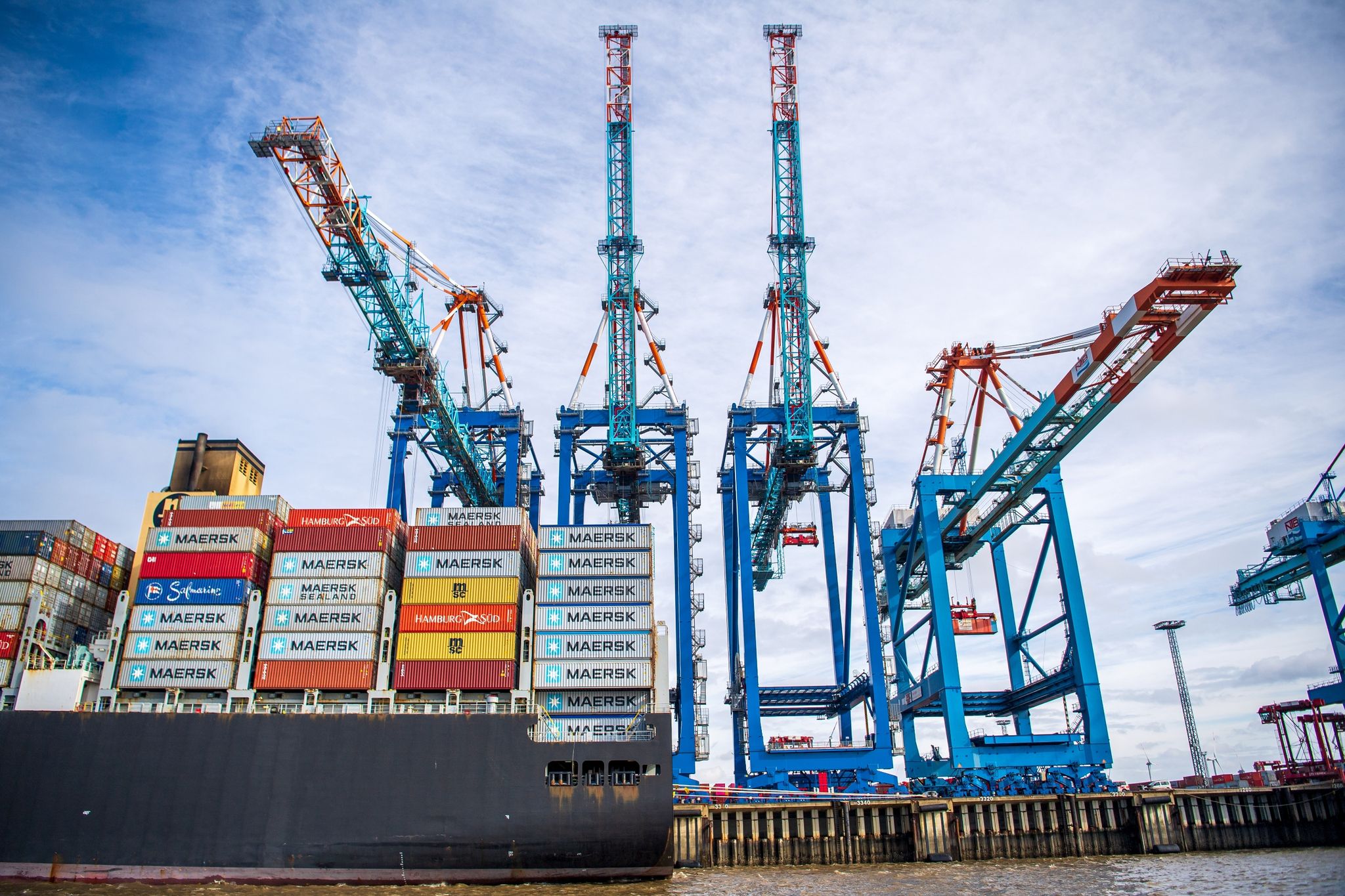 Im Containerhafen von Bremerhaven: Vor dem Hintergrund wachsender globaler Unsicherheiten und struktureller Umbrüche hat die OECD ihren neuen Konjunkturausblick vorgelegt.