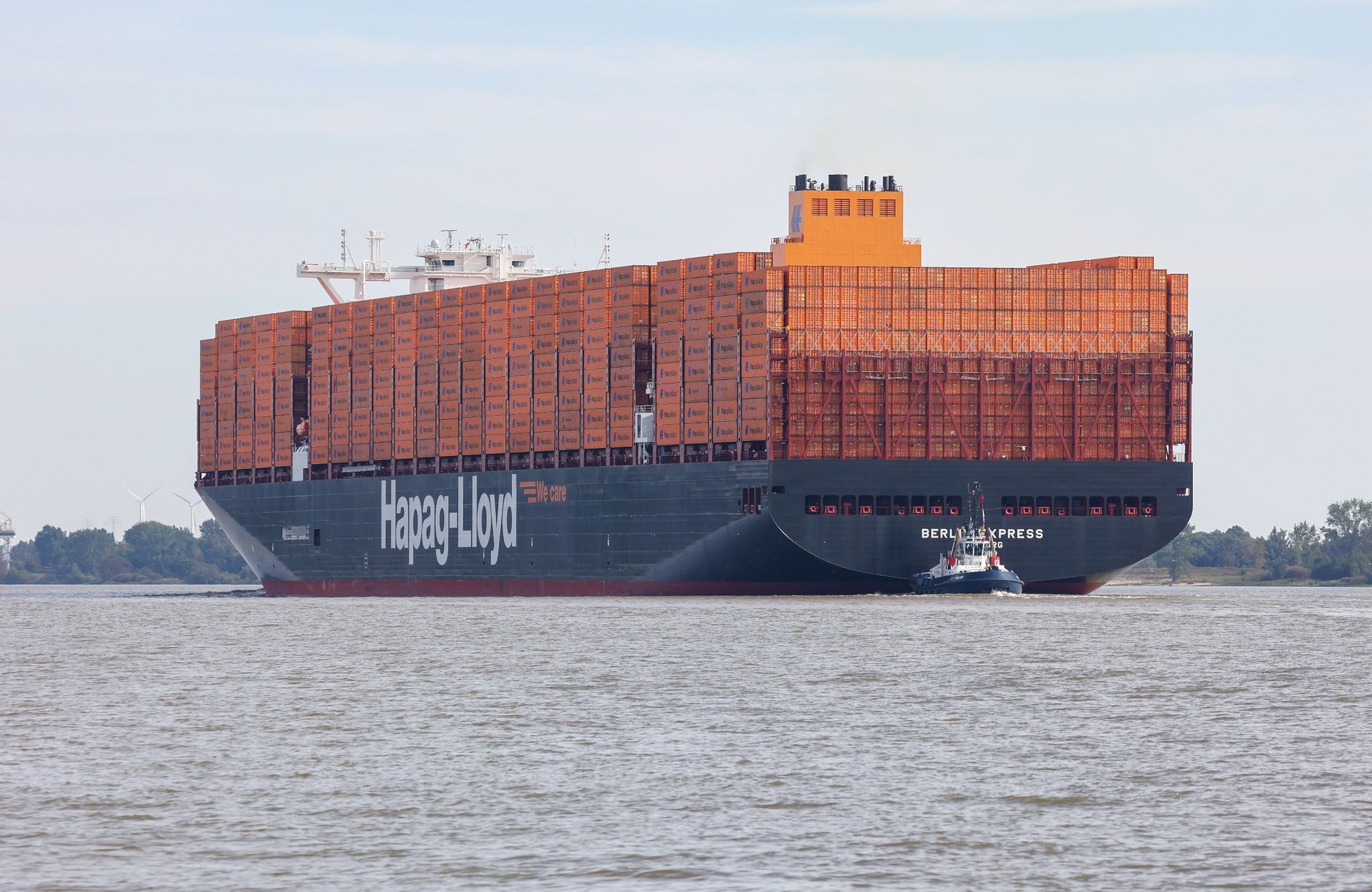 Ein Containerschiff der Reederei Hapag-Lloyd fährt in den Hamburger Hafen ein.