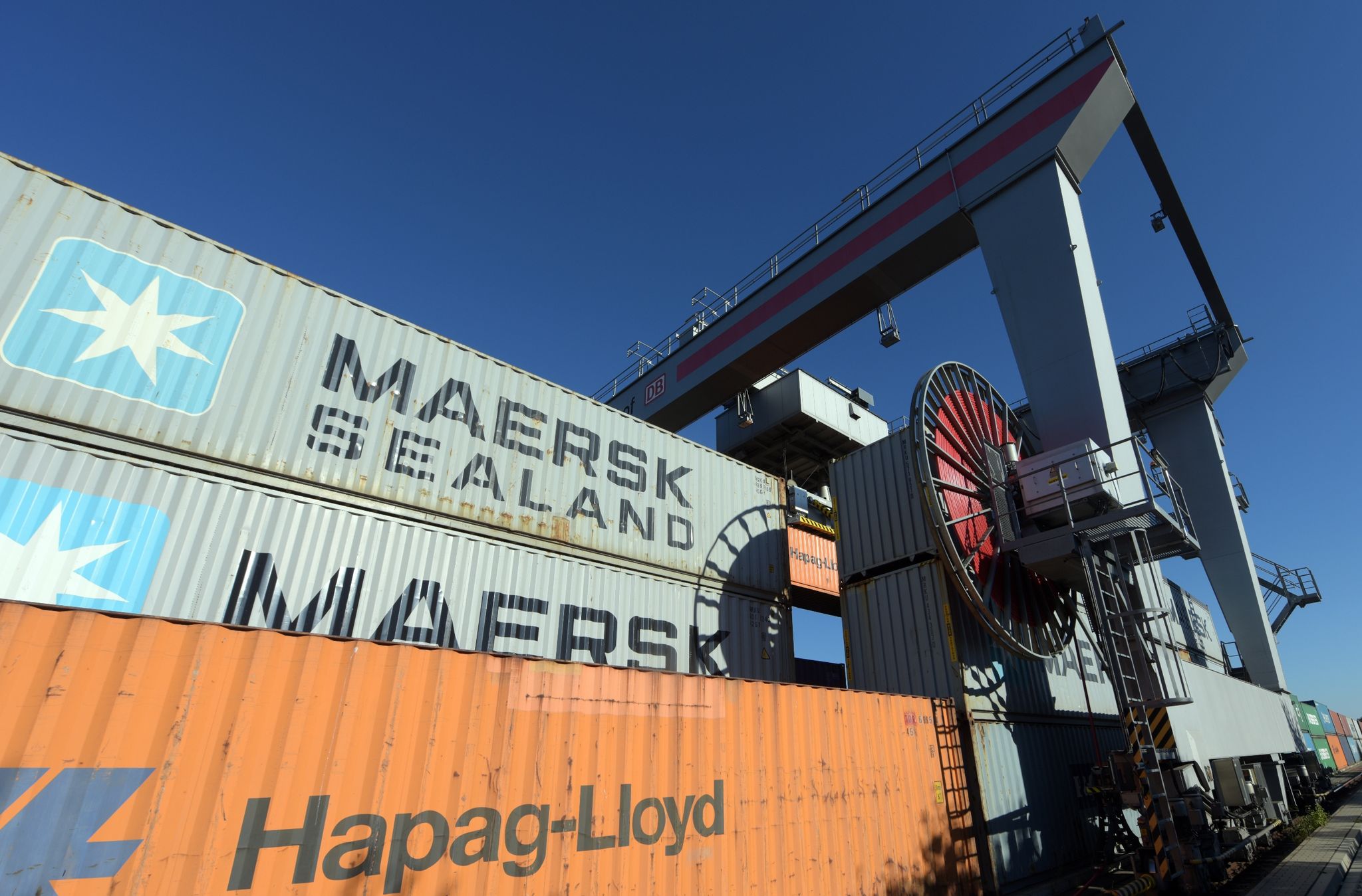 Die Containerreedereien Hapag-Lloyd und Maersk haben eine Zusammenarbeit vereinbart.