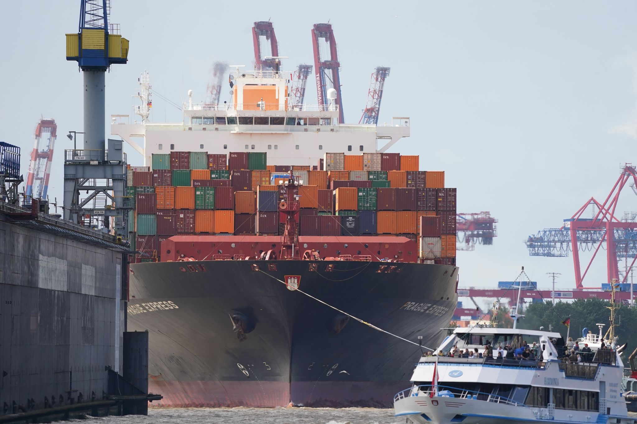 Das Containerschiff «Prague Express» der Reederei Hapag-Lloyd wird von Schleppern an einen Containerterminal im Hafen gezogen.