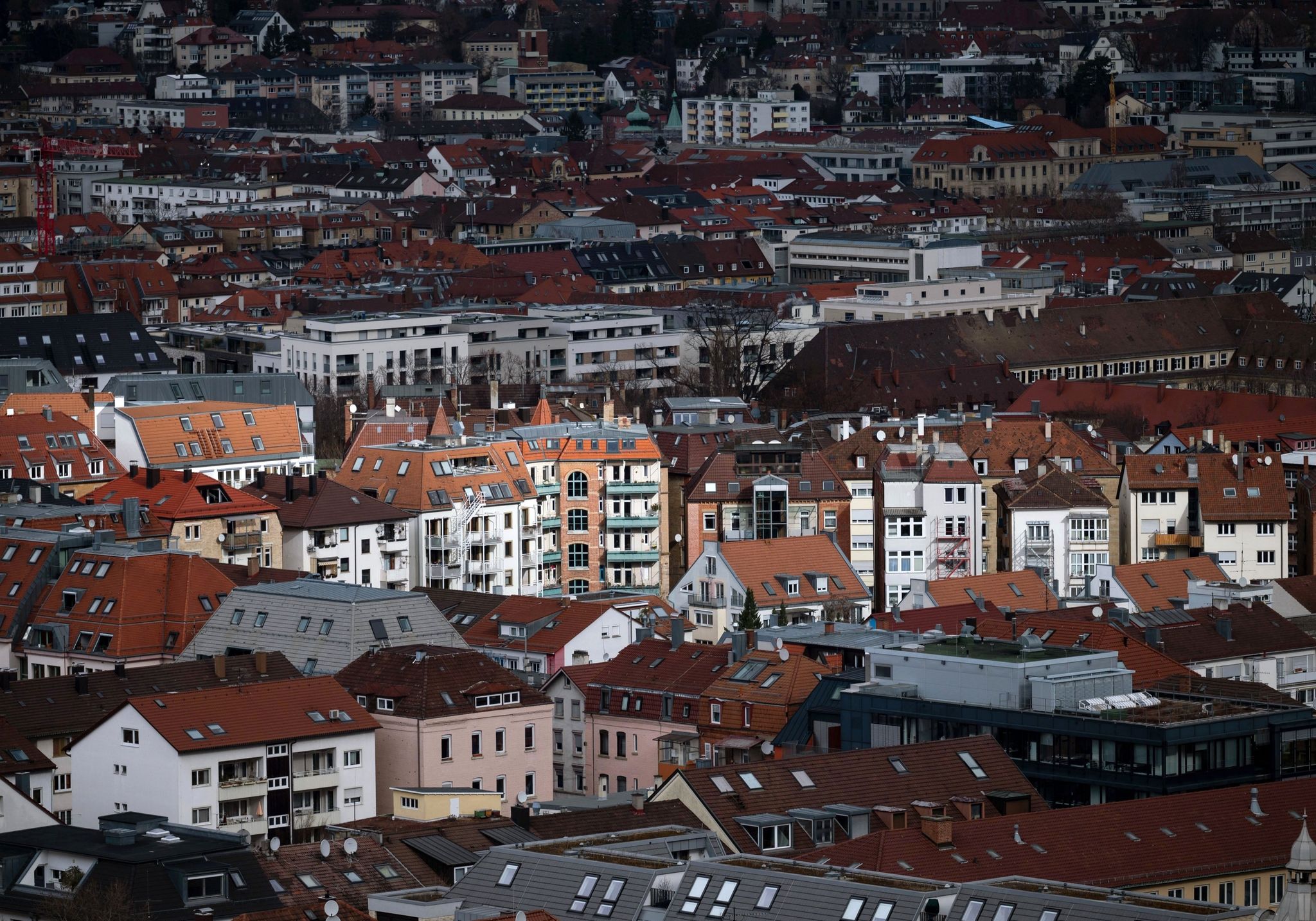 Blick auf die Stuttgarter Innenstadt: Der Preisrutsch bei Immobilien hat nach IfW-Erkenntnissen vielerorts nachgelassen - zumindest vorerst.